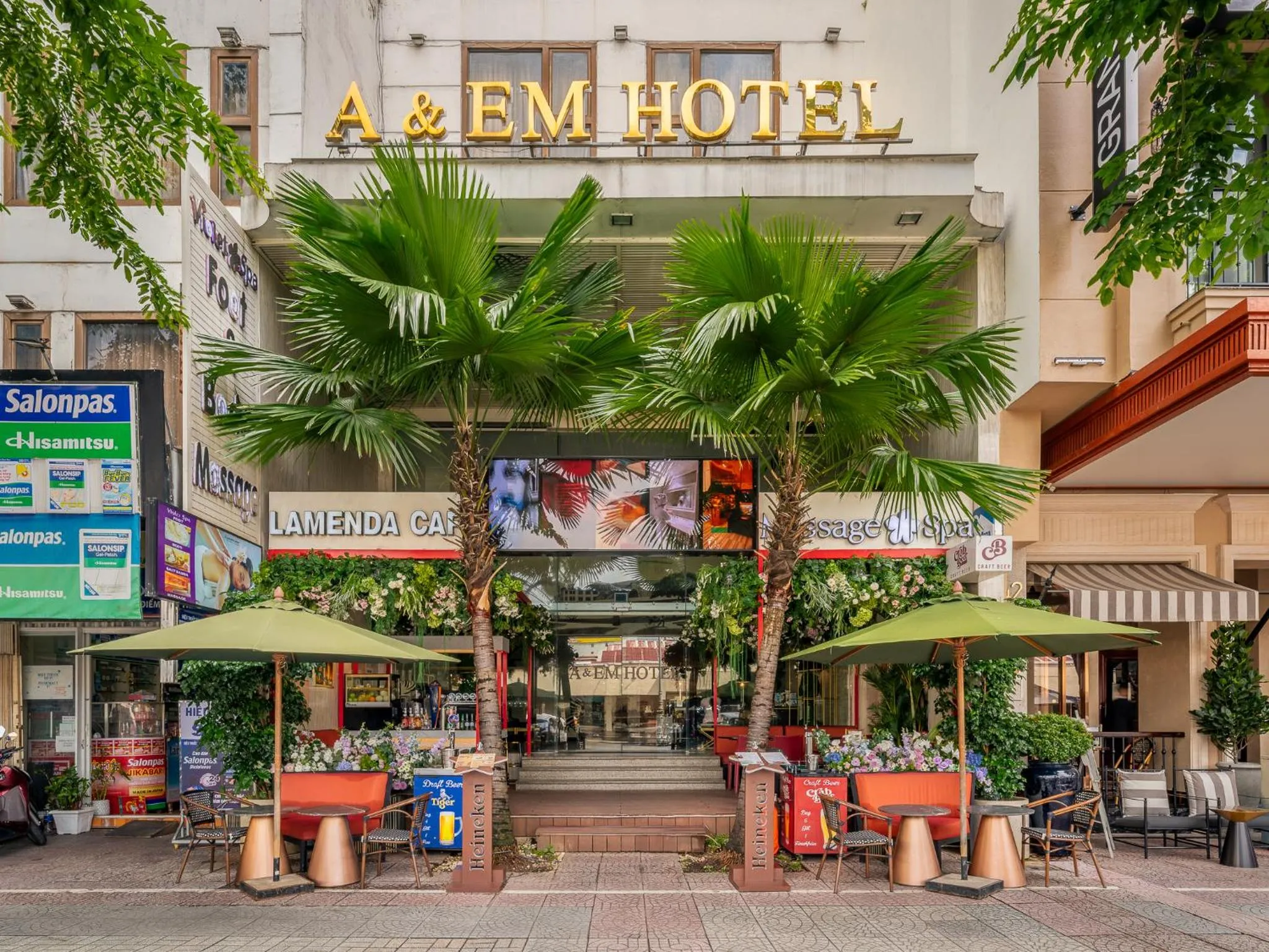 Lounge or bar in A&EM Ben Thanh Hotel