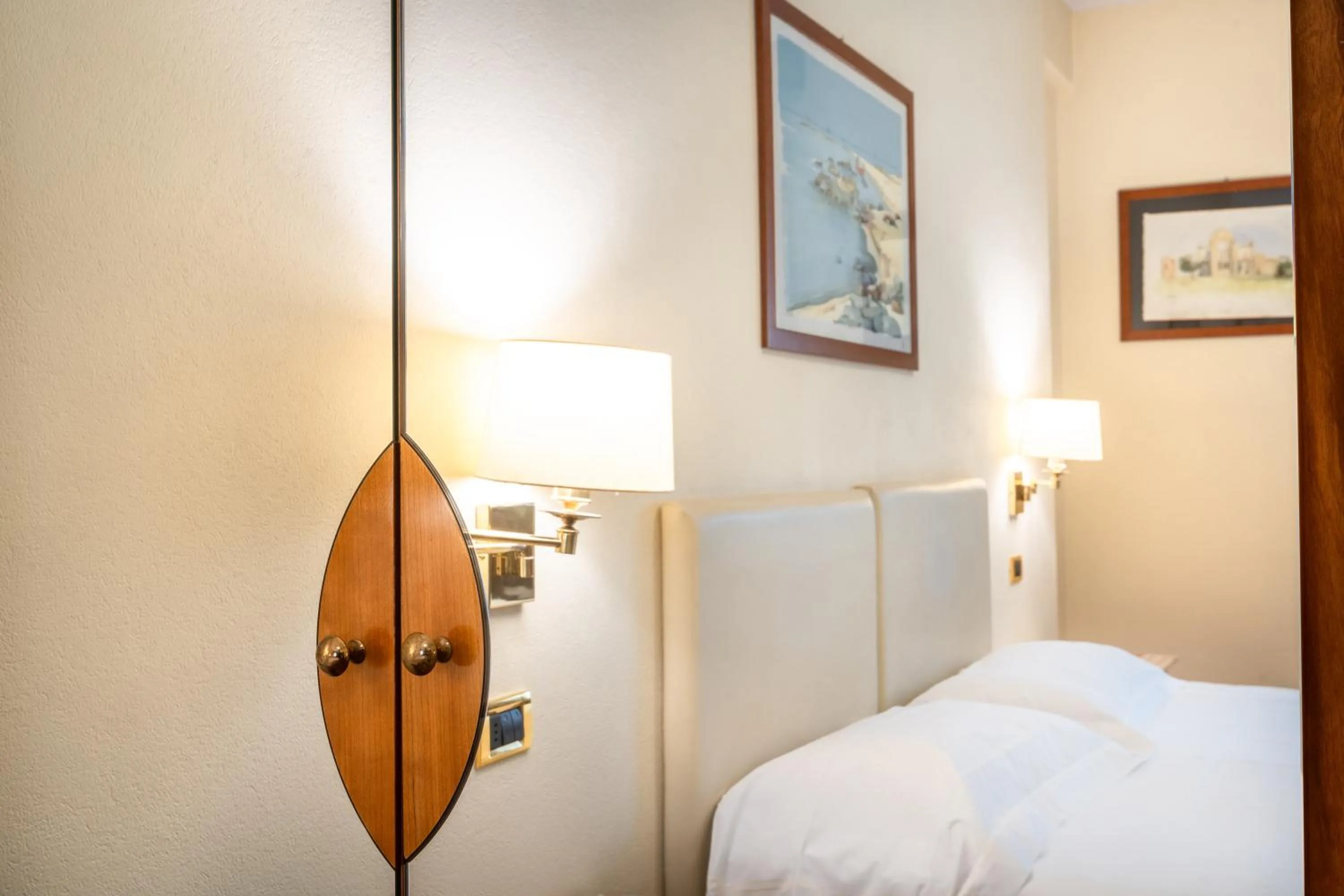 Bed in Hotel Airone - Ombrellone incluso al bagno Dolce Vita a Marina dal 1 giugno al 28 settembre