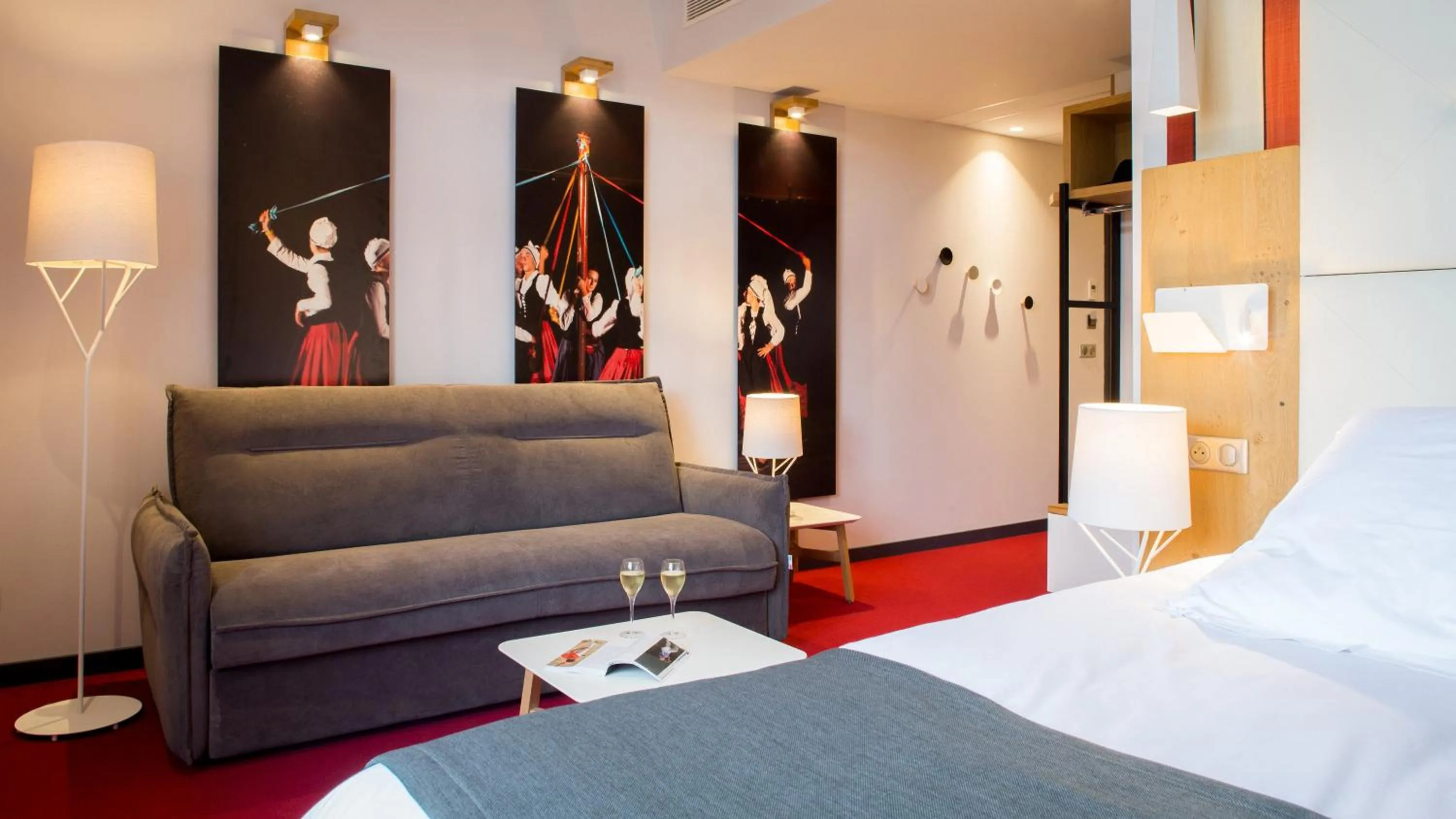 Shower, Bed in Hôtel Berria par La Maison de Pierre