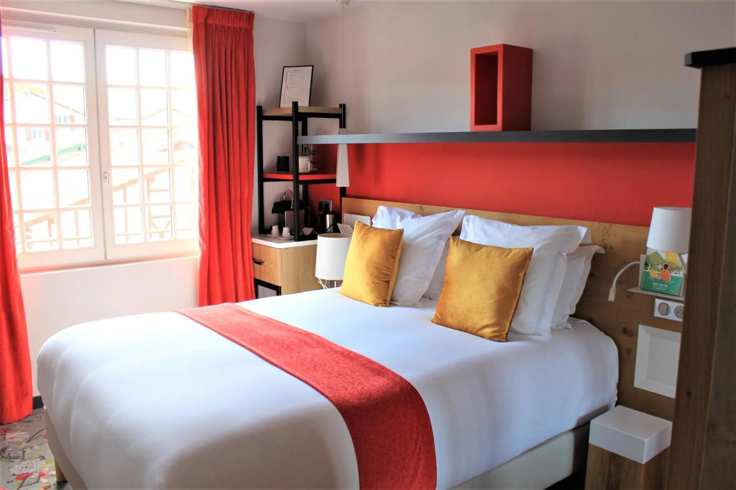 Bed in Hôtel Berria par La Maison de Pierre