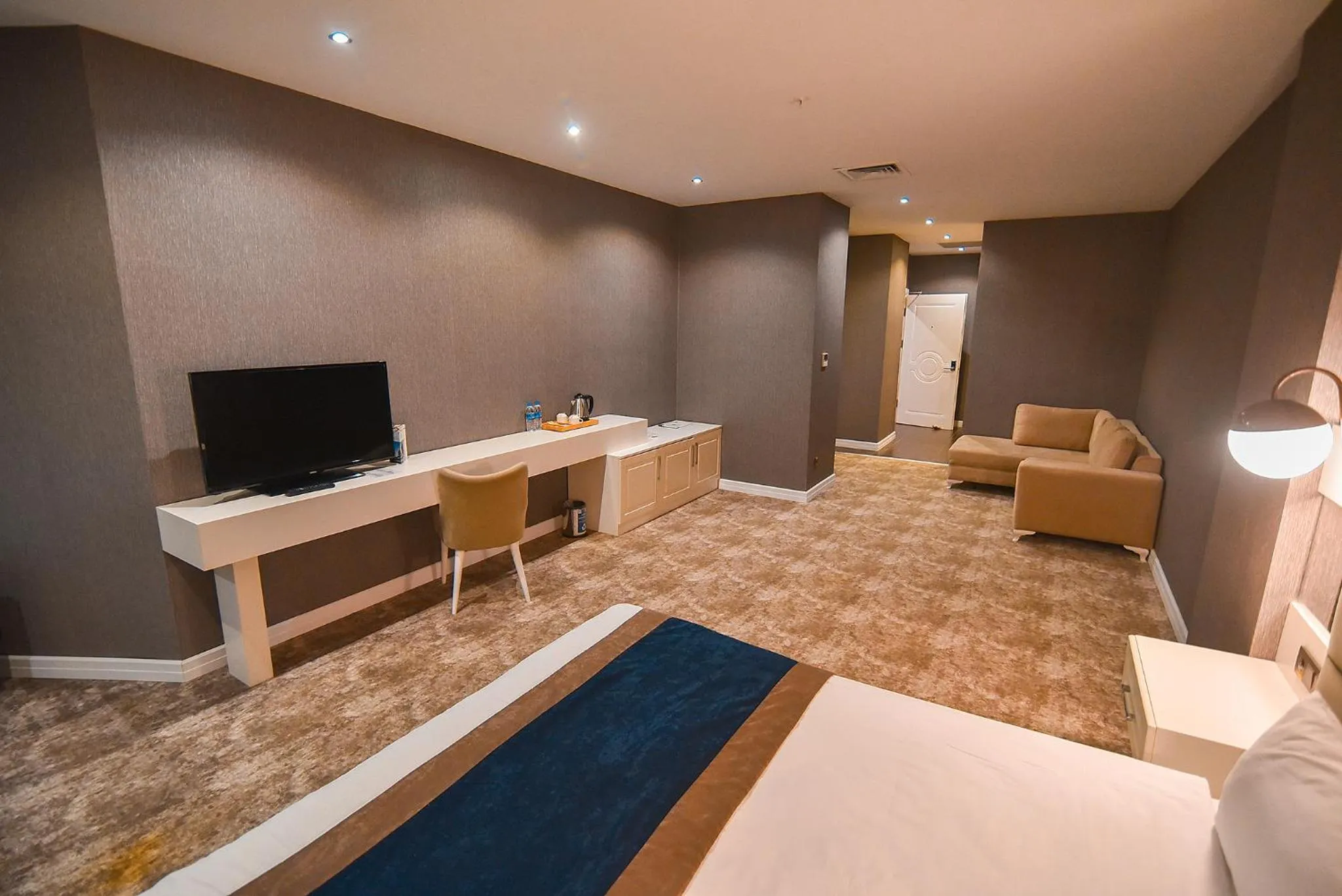 Seating area in Royal Comfort Hotel