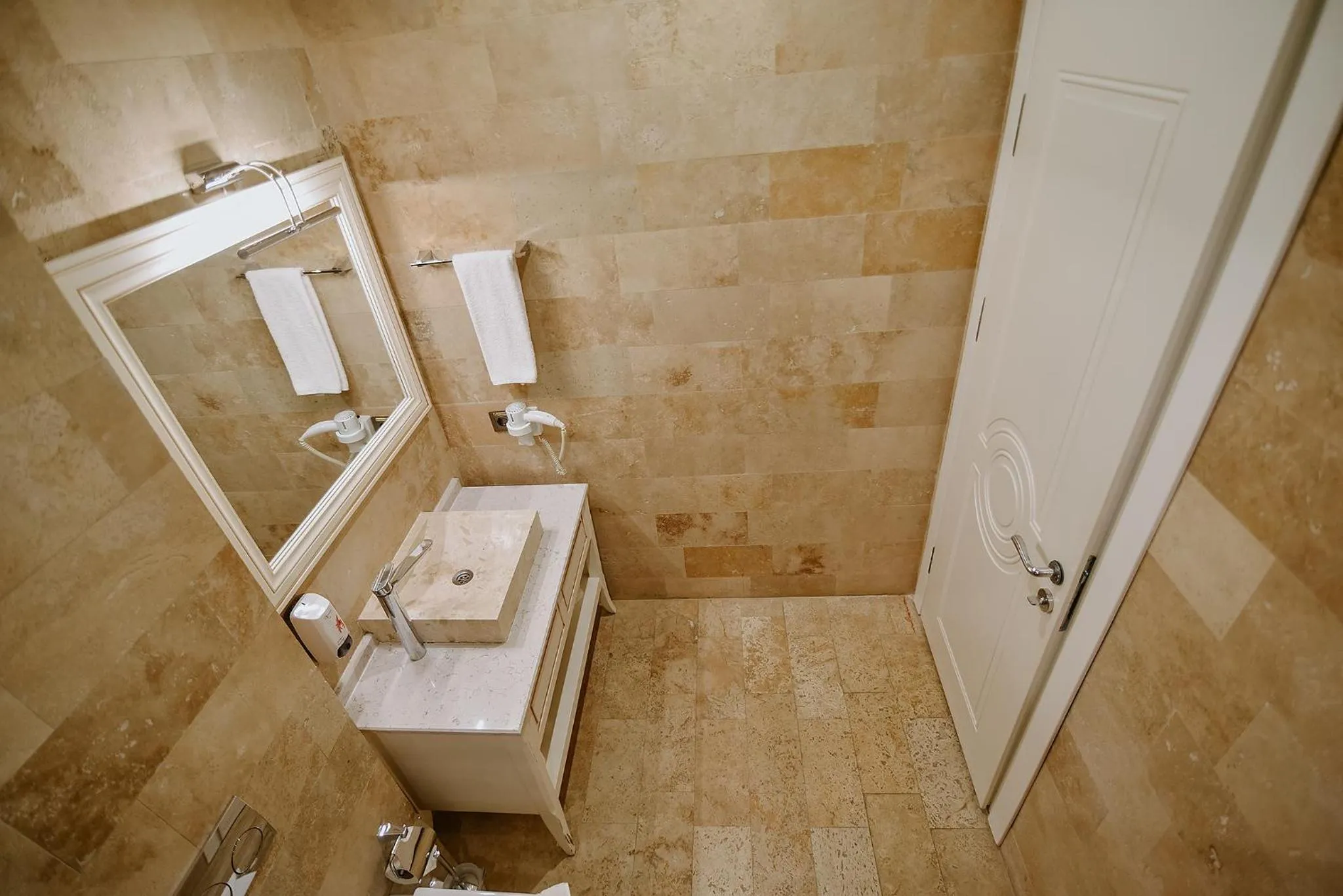 Shower in Royal Comfort Hotel