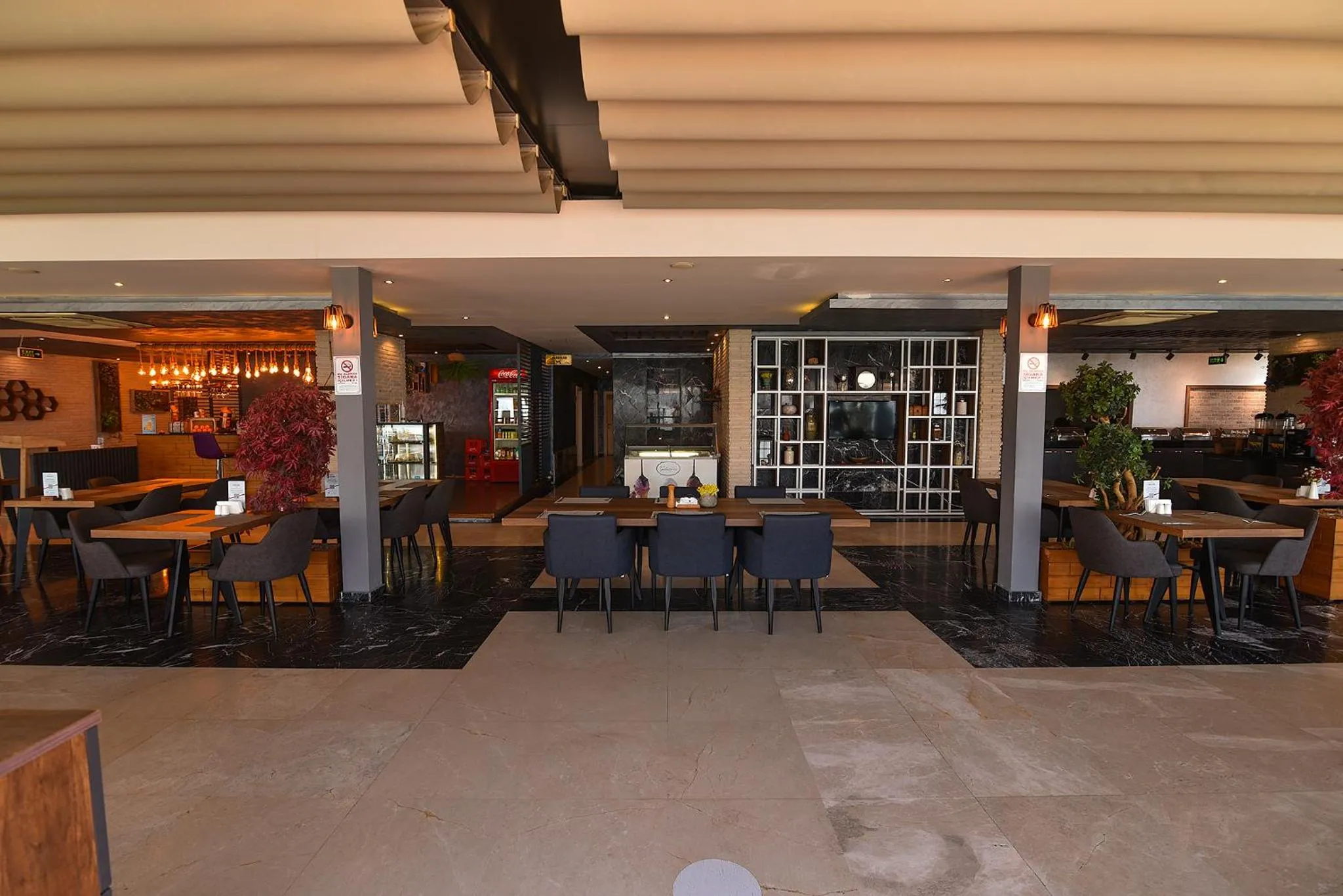 Restaurant/places to eat in Royal Comfort Hotel