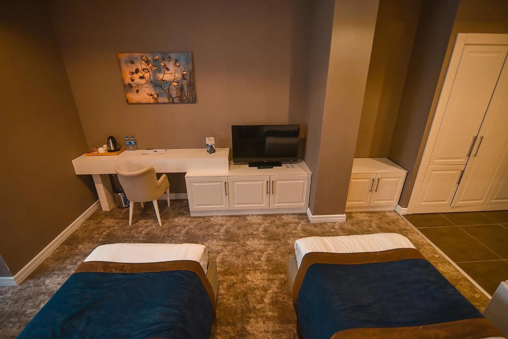 Communal lounge/ TV room, Bed in Royal Comfort Hotel