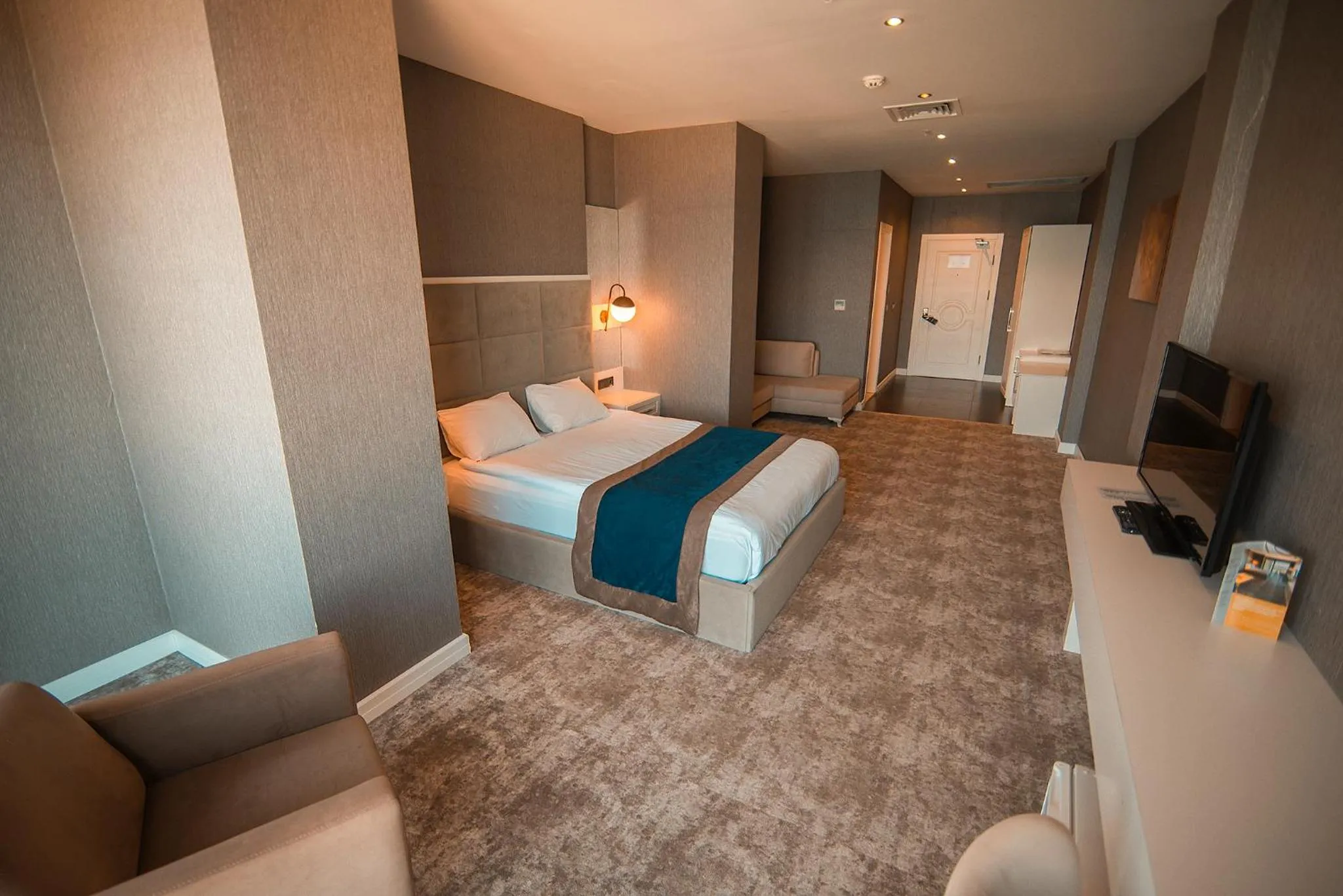 Bed in Royal Comfort Hotel