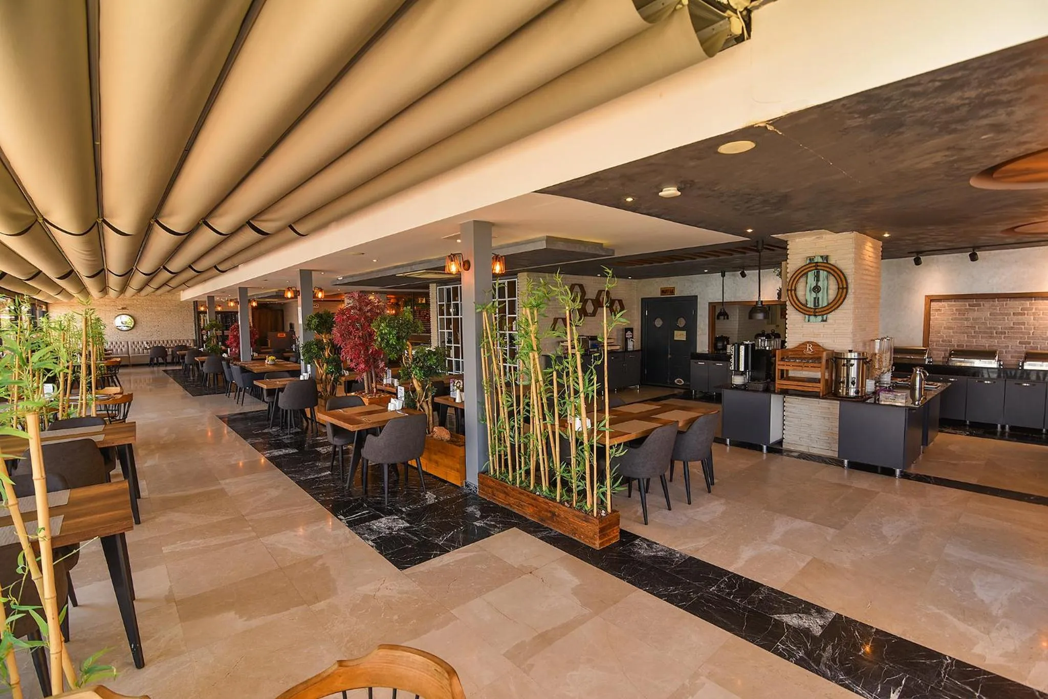 Restaurant/places to eat in Royal Comfort Hotel