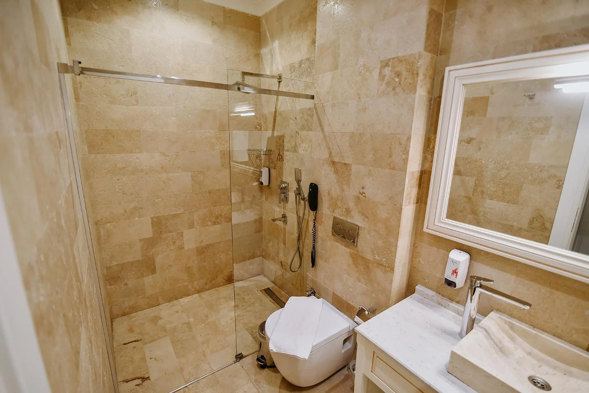Shower in Royal Comfort Hotel