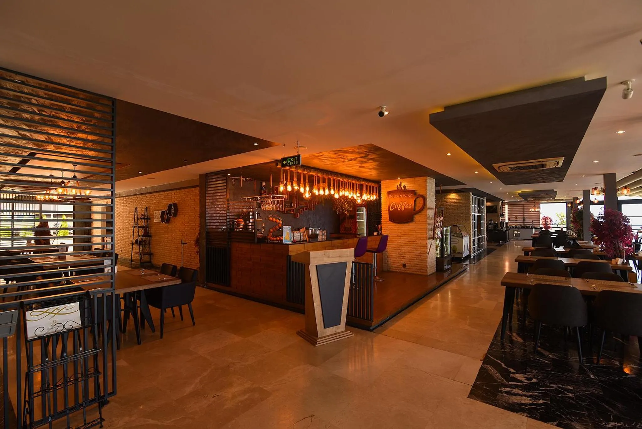 Restaurant/places to eat in Royal Comfort Hotel