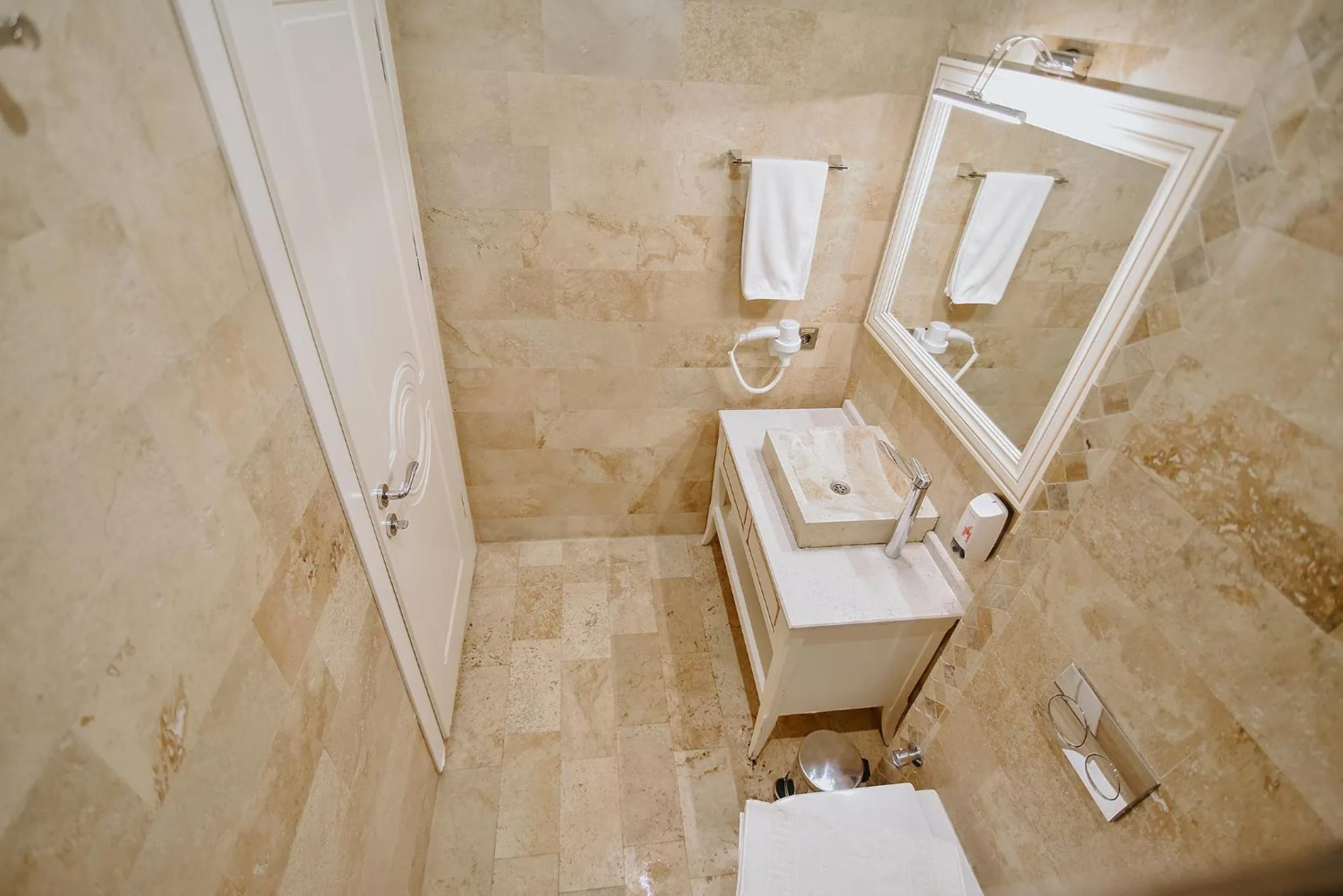 Shower in Royal Comfort Hotel