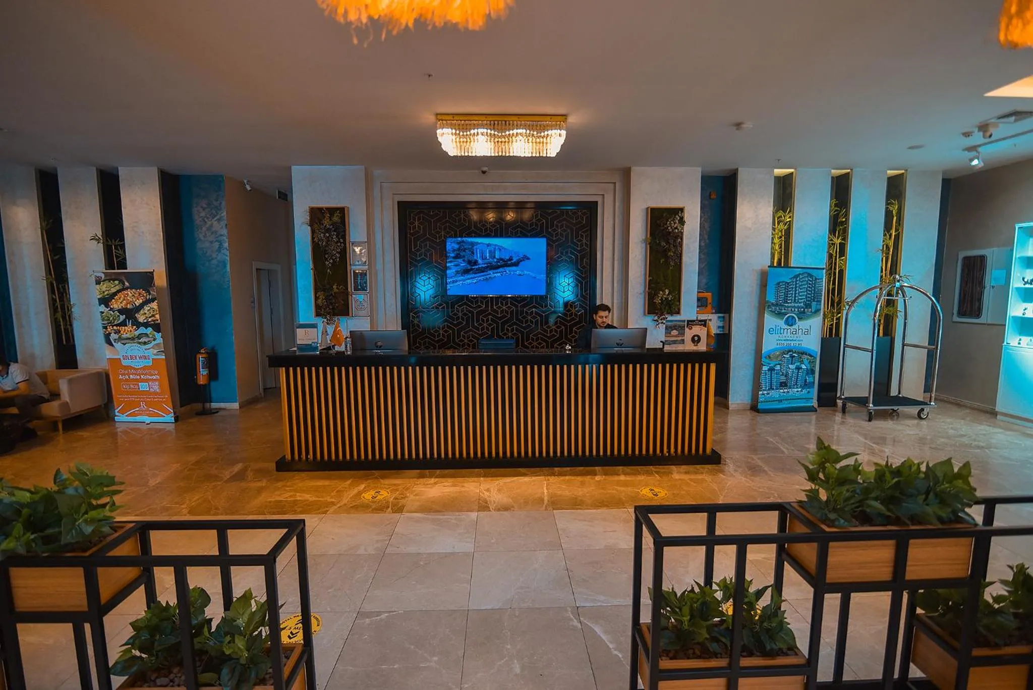 Lobby or reception in Royal Comfort Hotel