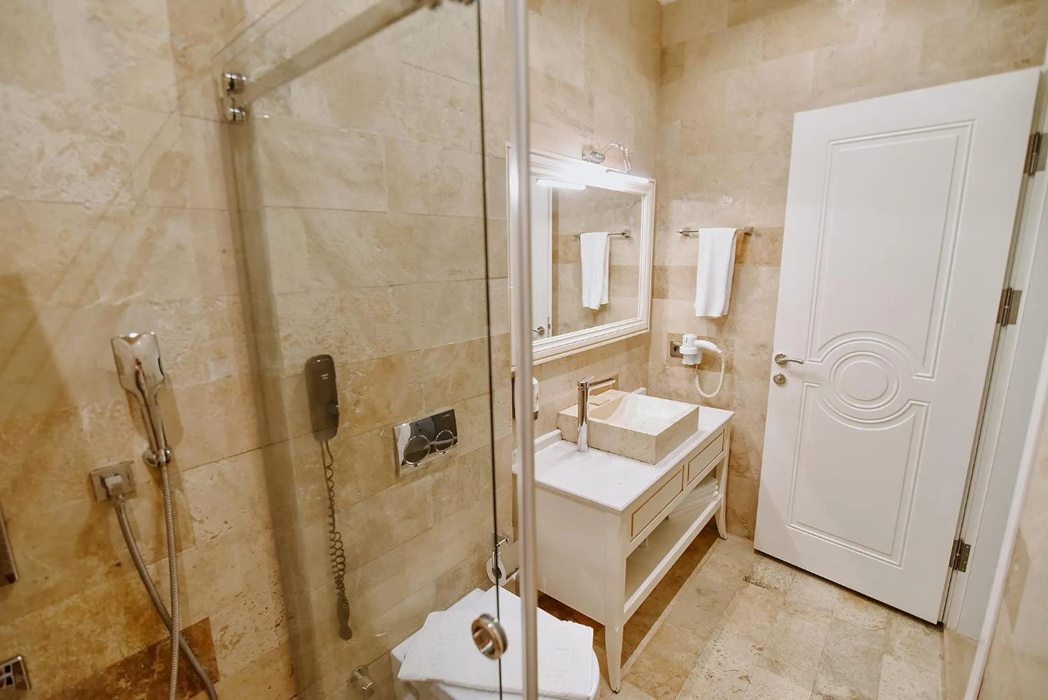 Shower in Royal Comfort Hotel