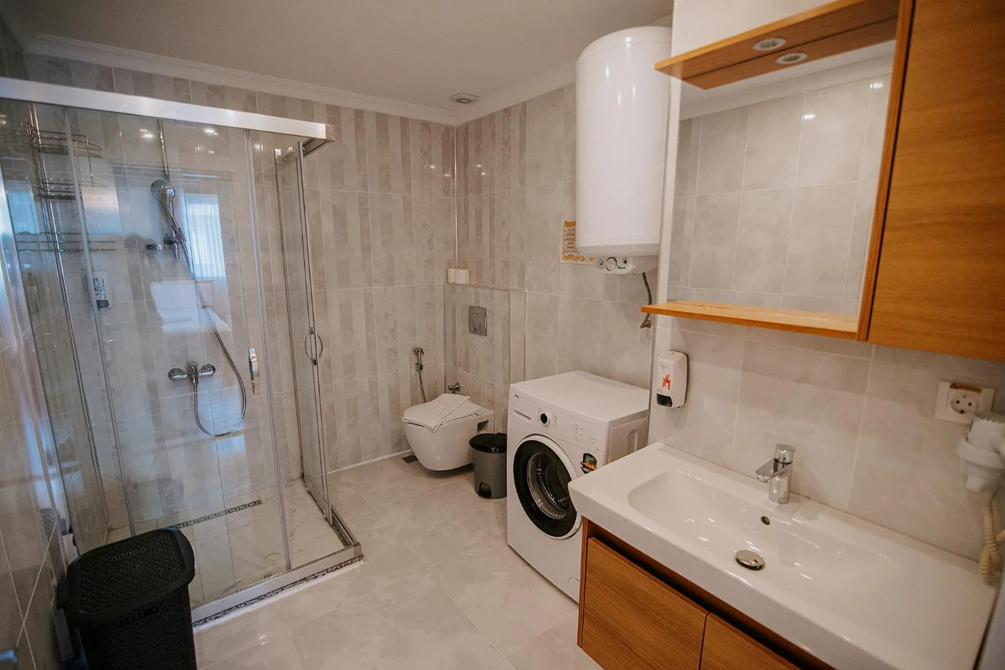 Shower in Royal Comfort Hotel