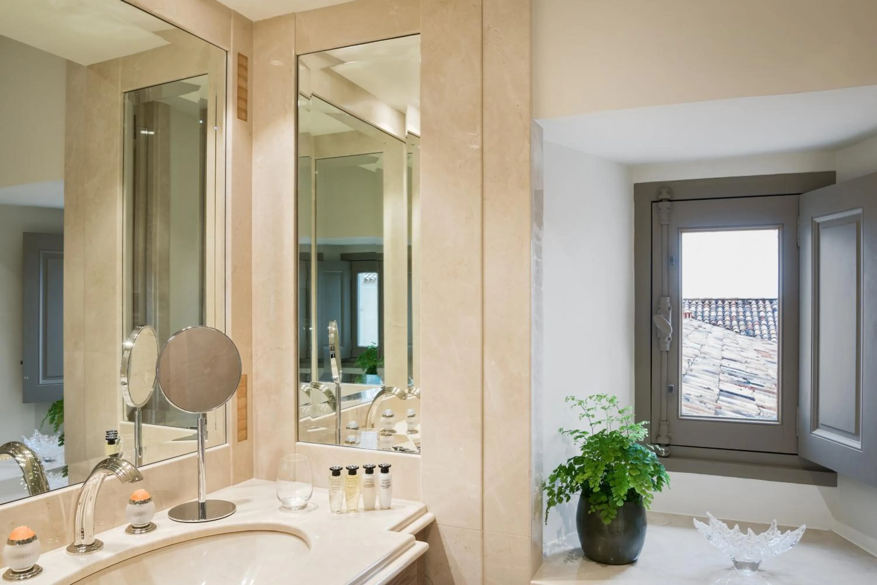Bathroom in Château Lafaurie-Peyraguey Hôtel & Restaurant LALIQUE