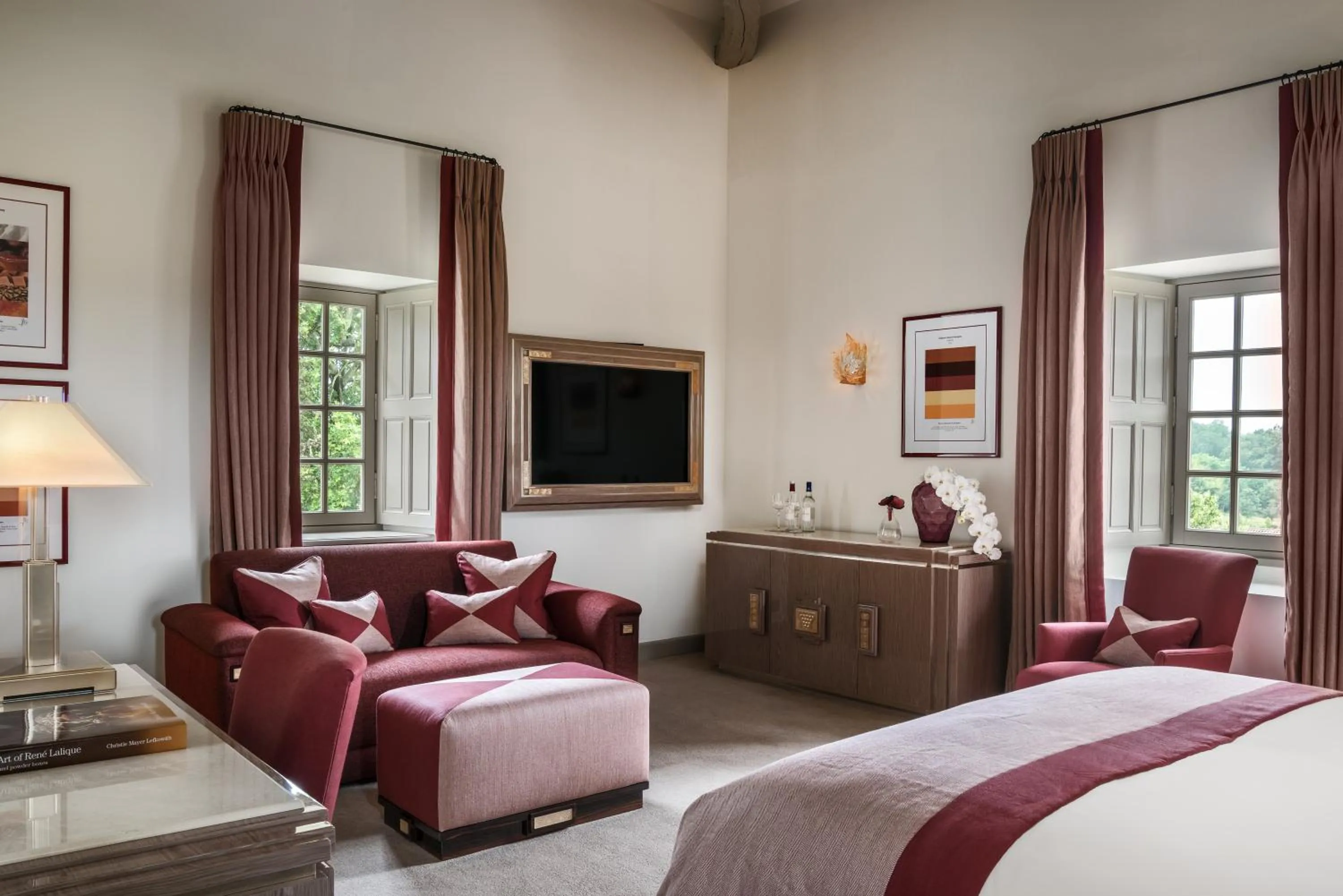 Living room, Bed in Château Lafaurie-Peyraguey Hôtel & Restaurant LALIQUE