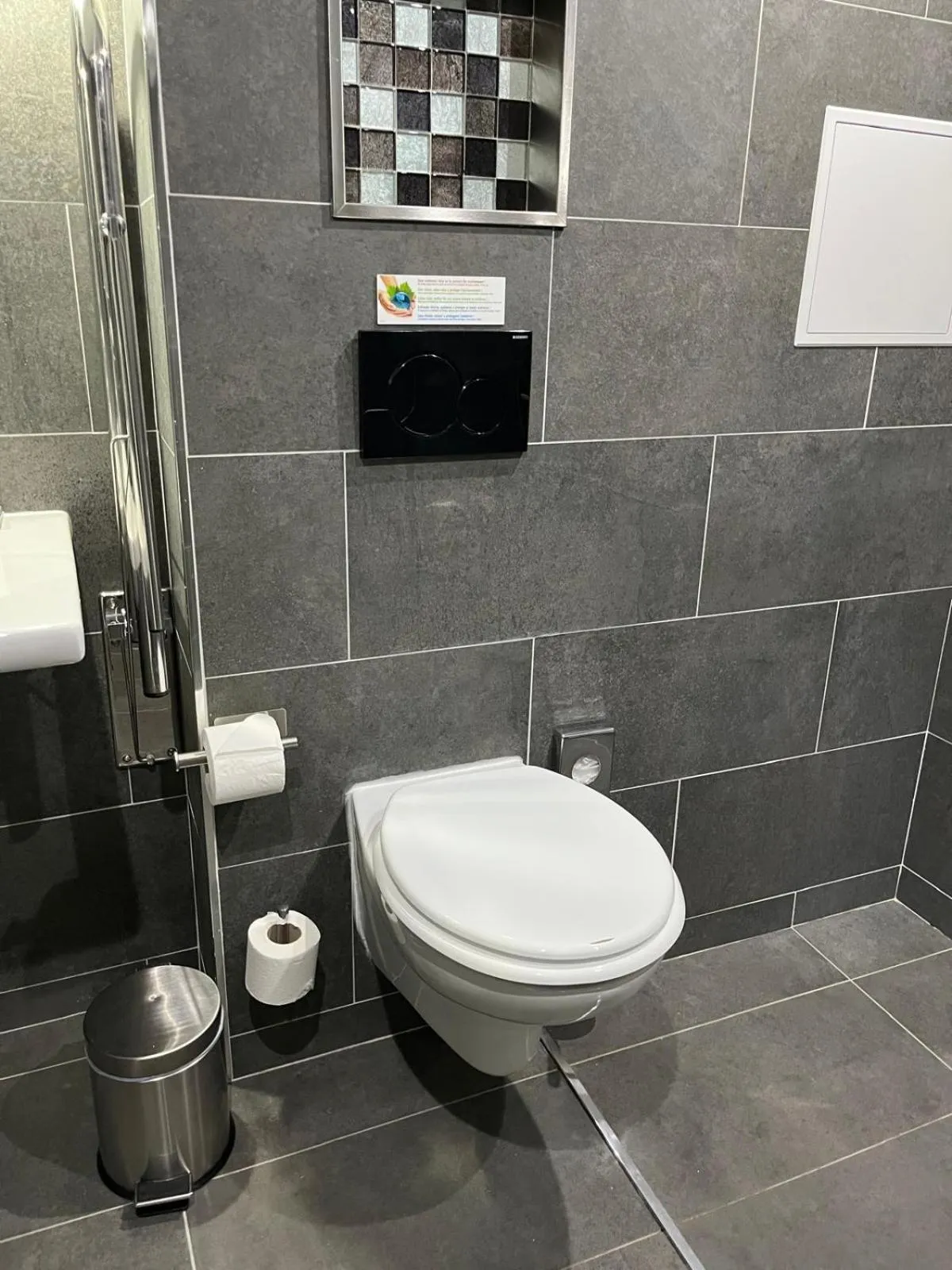 Toilet in Le Grand Hôtel de Normandie