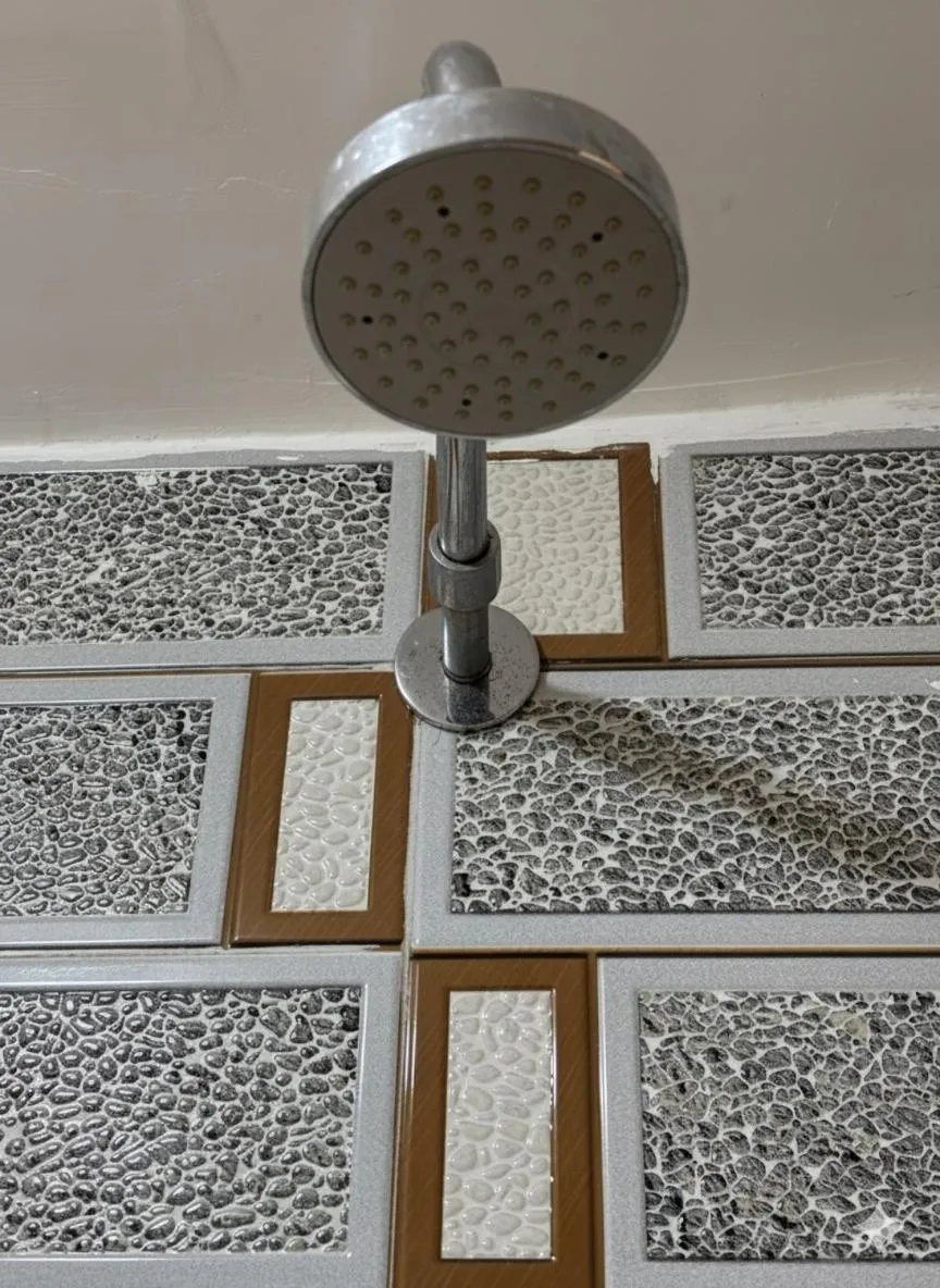 Shower in Hotel Crescent