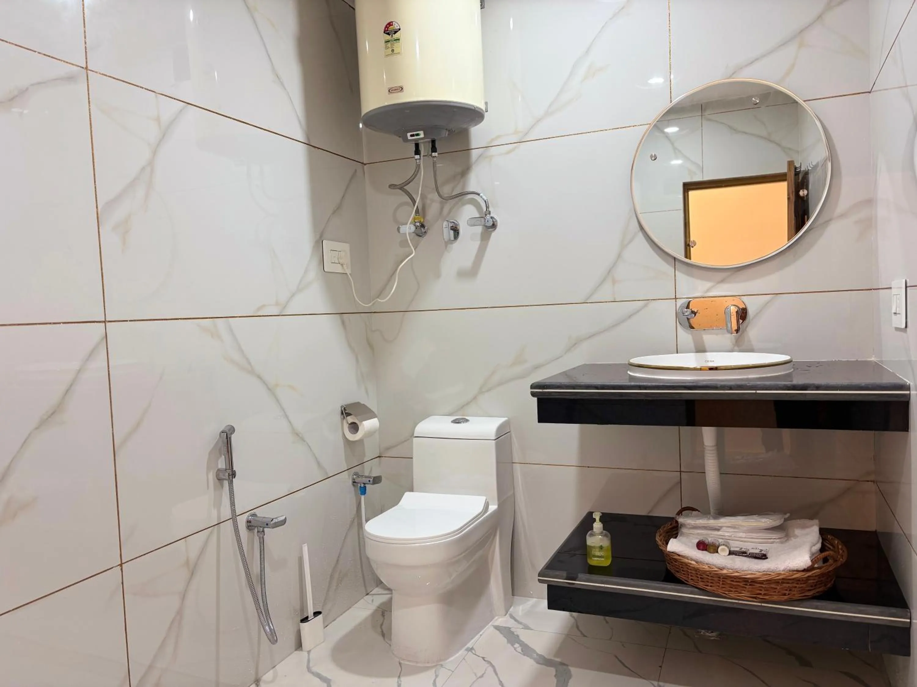 Shower in Hotel Crescent