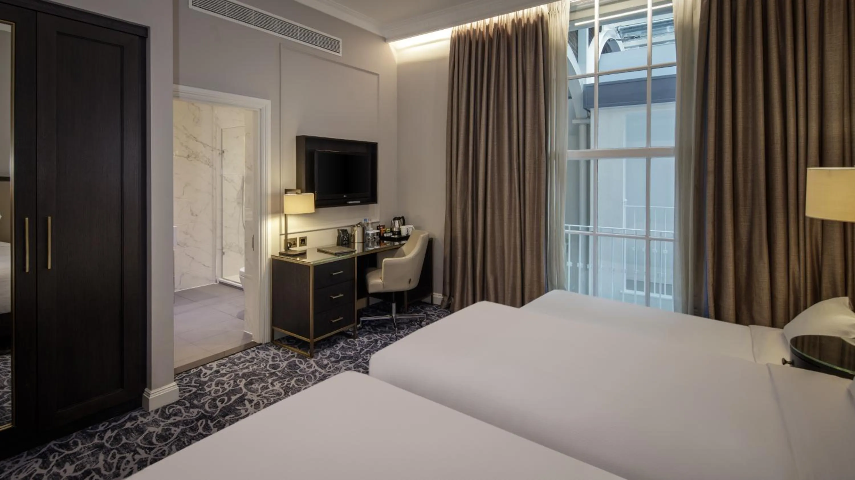 Bedroom, Bed in Hilton London Euston