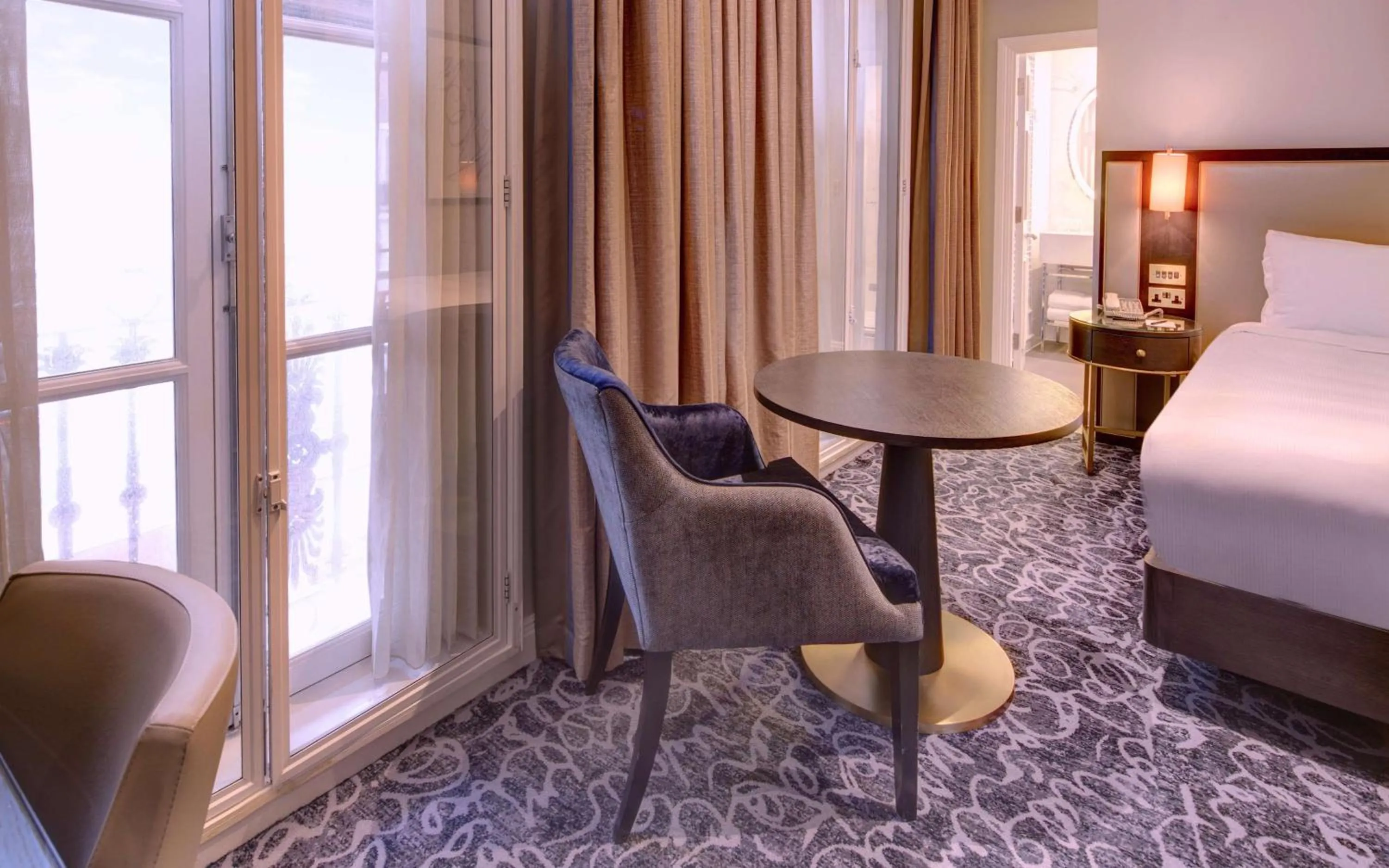 Living room, Bed in Hilton London Euston