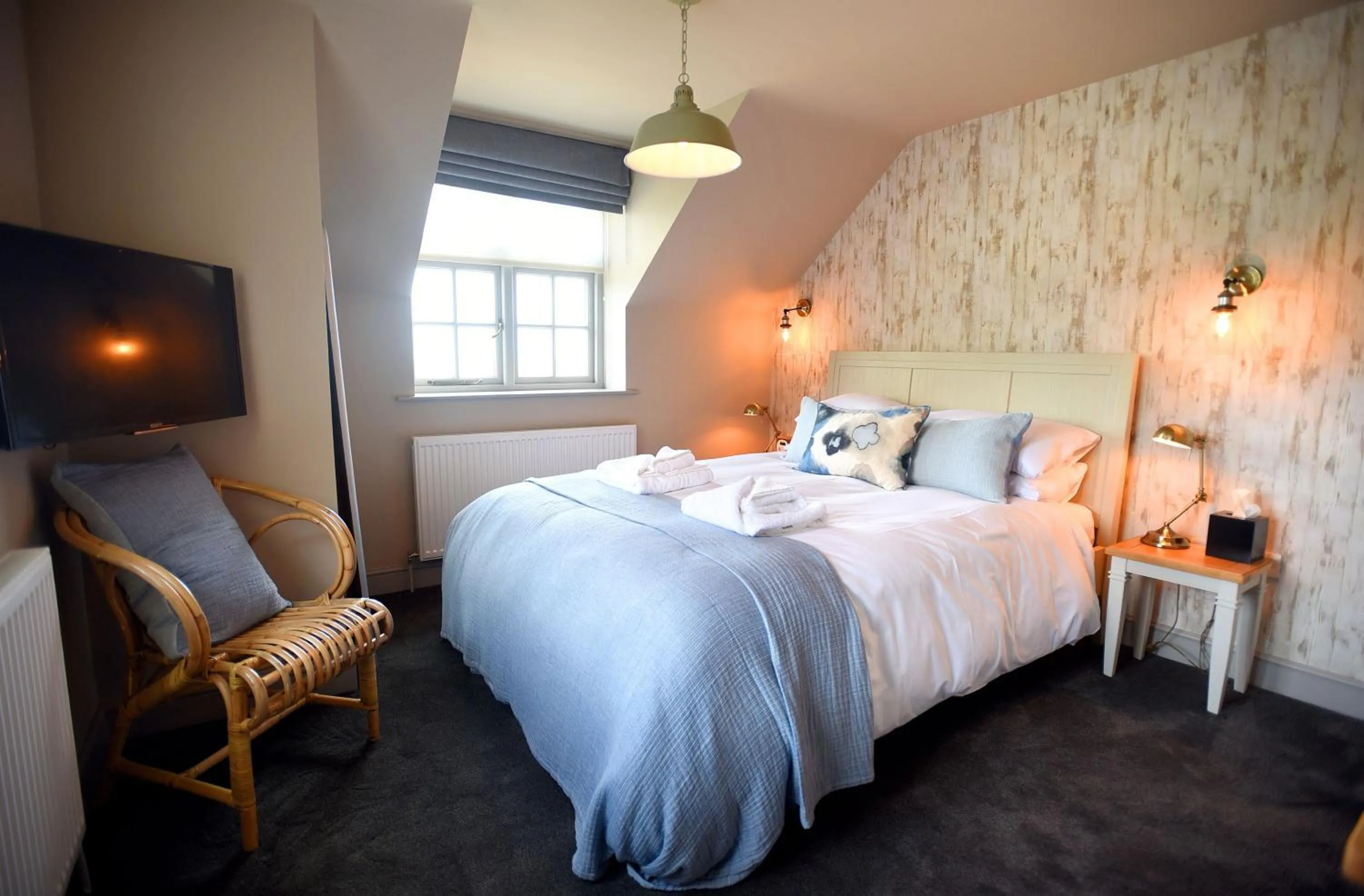 Bedroom, Bed in The Lifeboat Inn