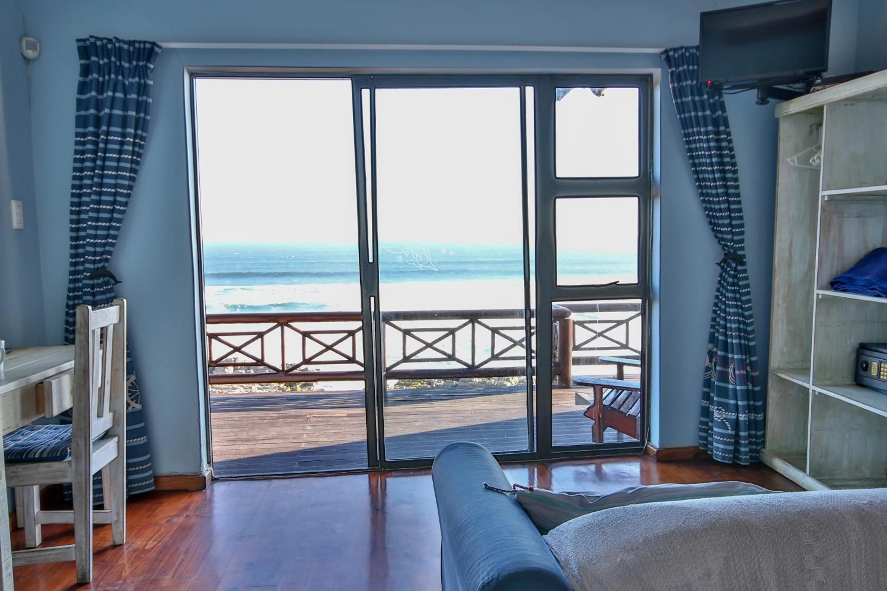 Bed in Oyster Bay Beach Lodge