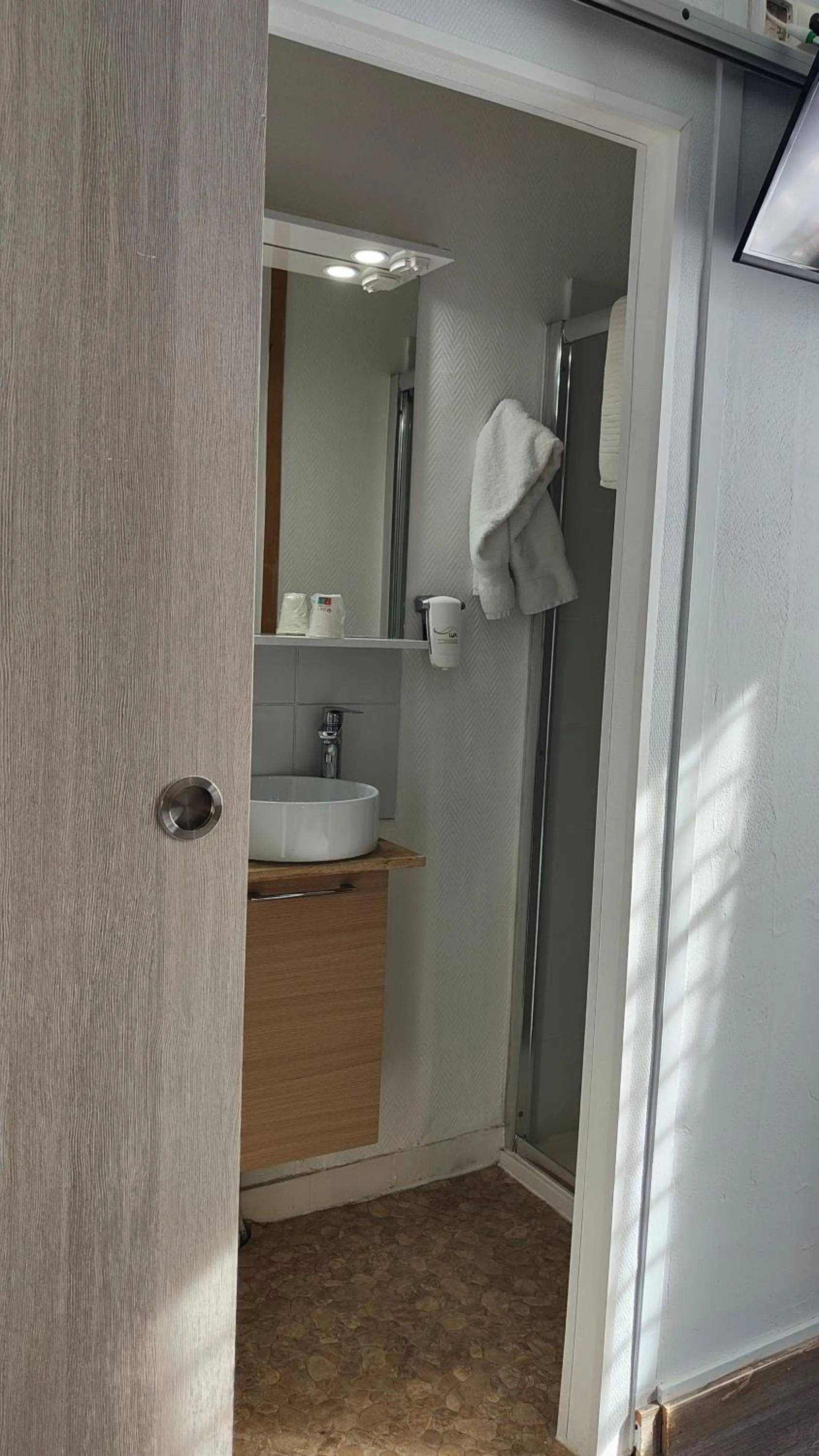 Shower in Hôtel Saint Jean