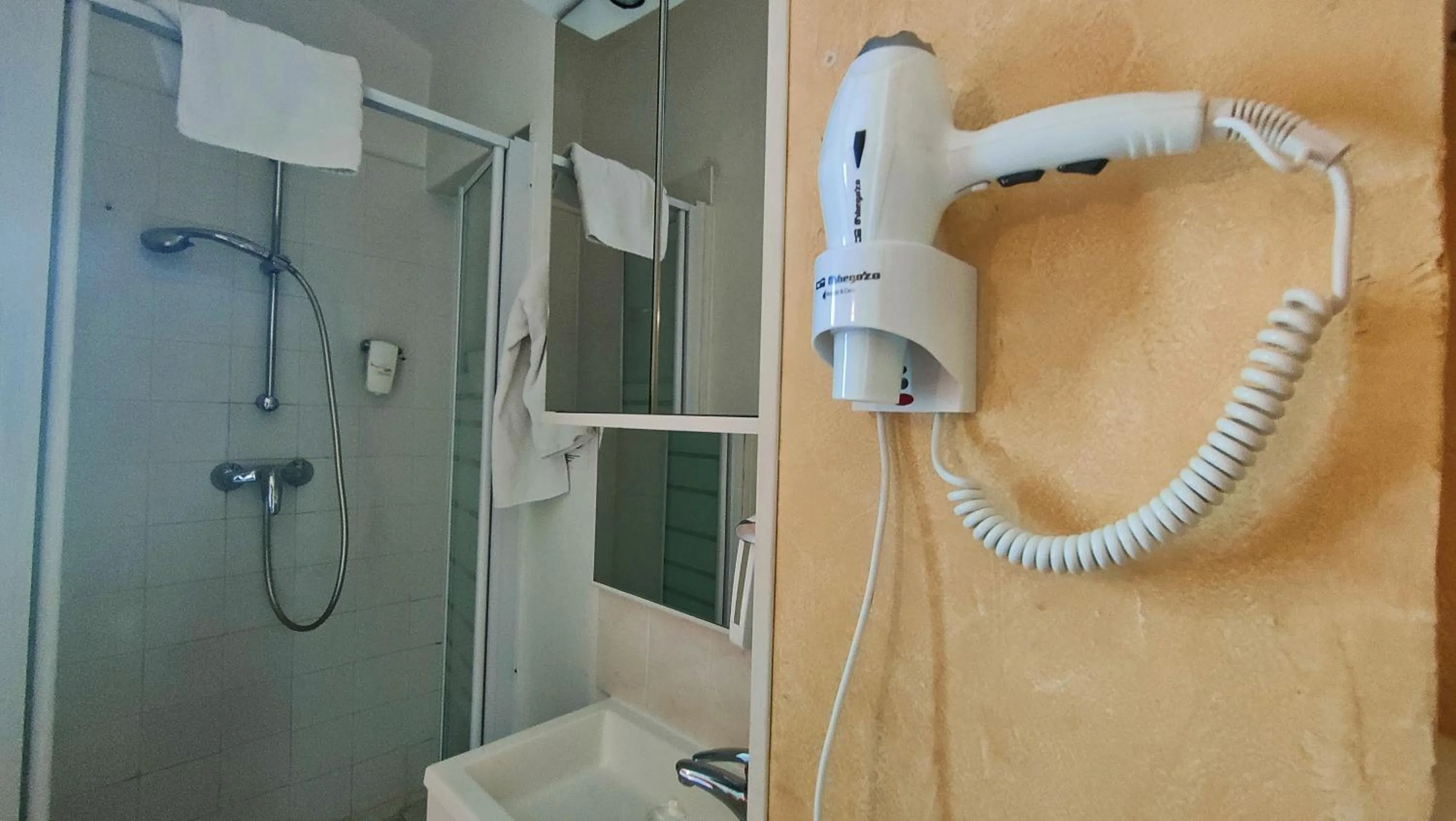 Shower in Hôtel Saint Jean