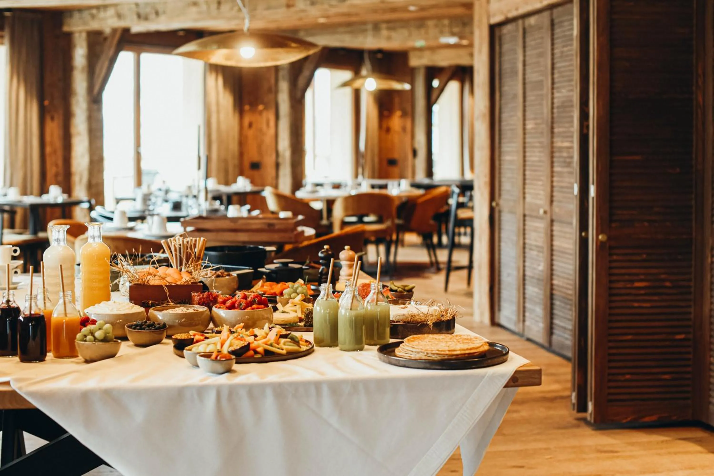 Restaurant/places to eat in Lodji Hotel & spa