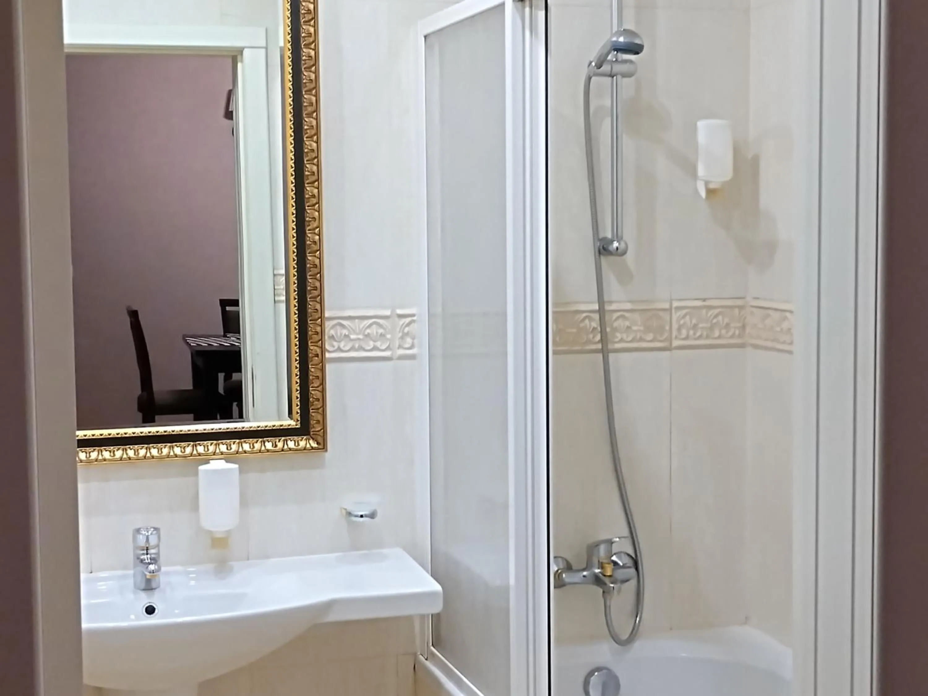 Shower in Aparthouse Borovo near Bulgaria Mall, free street parking