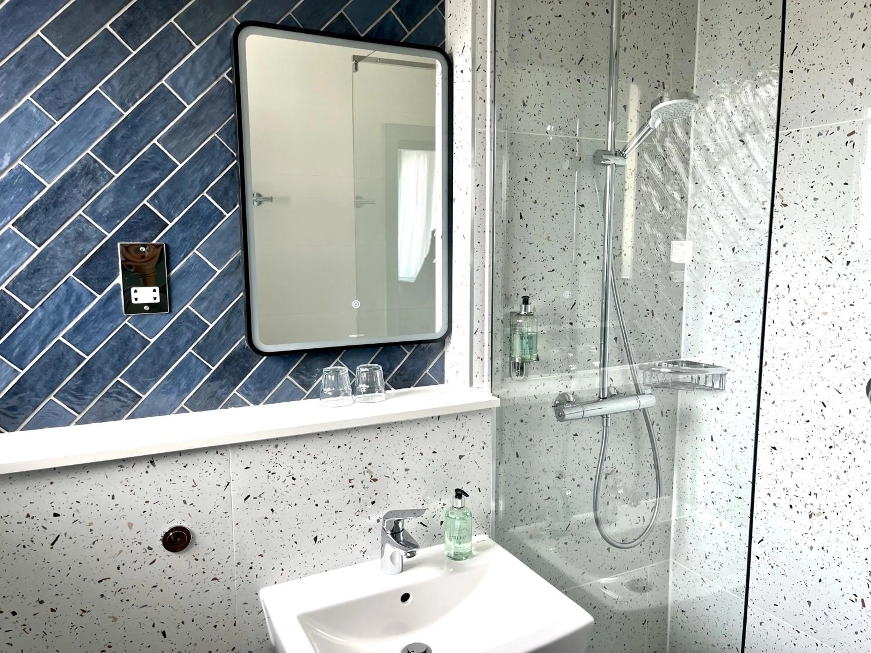 Shower in Hotel Collingwood BW Signature Collection