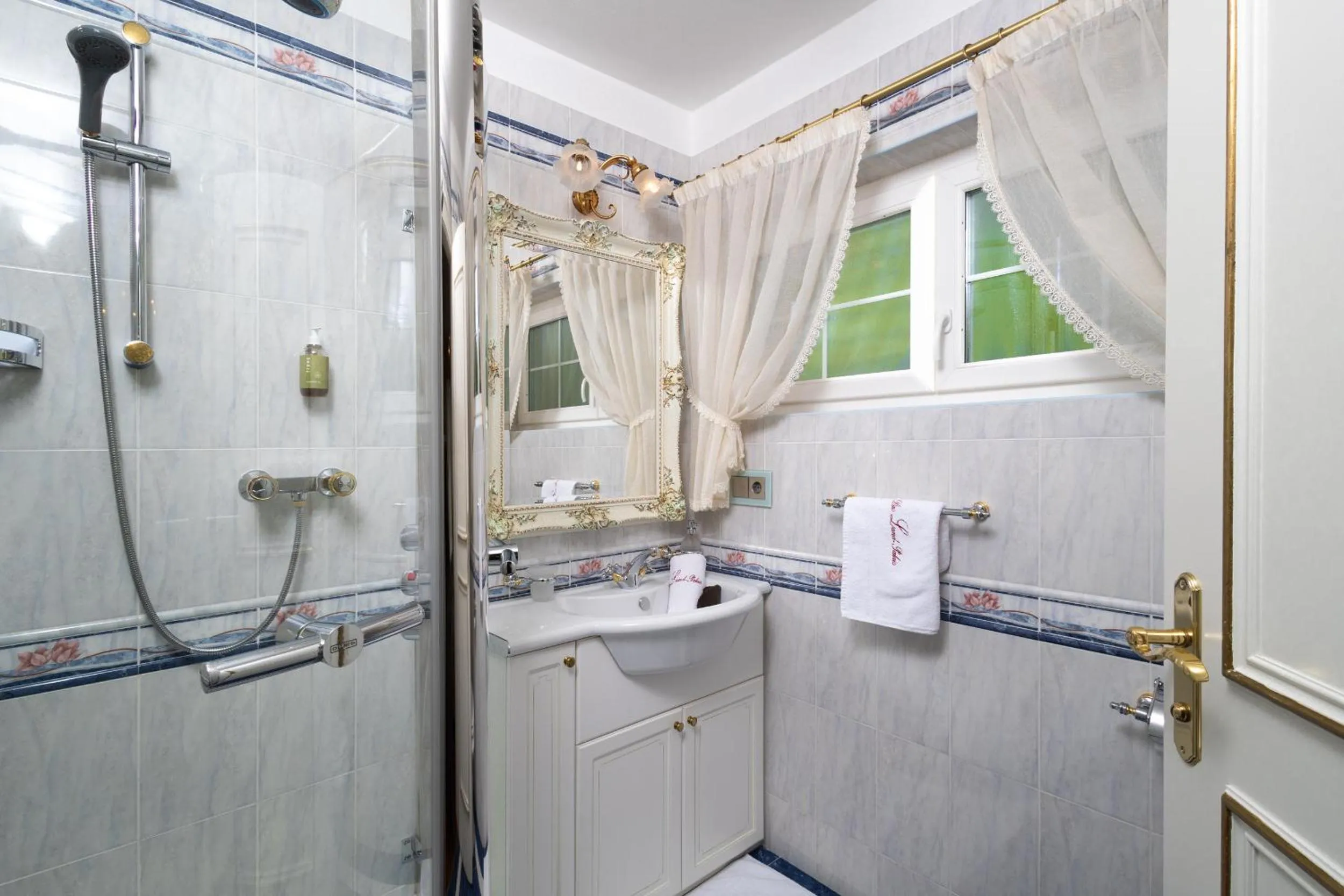 Shower in Das Land-Palais - Your lovely Mountain Hideaway