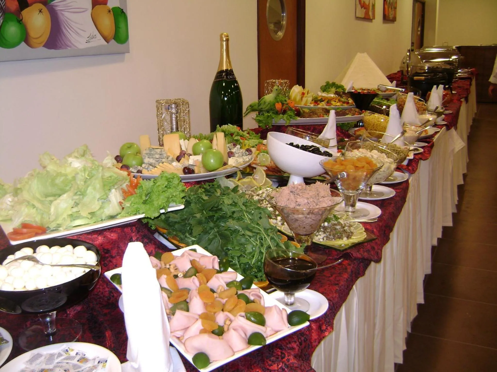 Food and drinks in Ramada by Wyndham Furnaspark