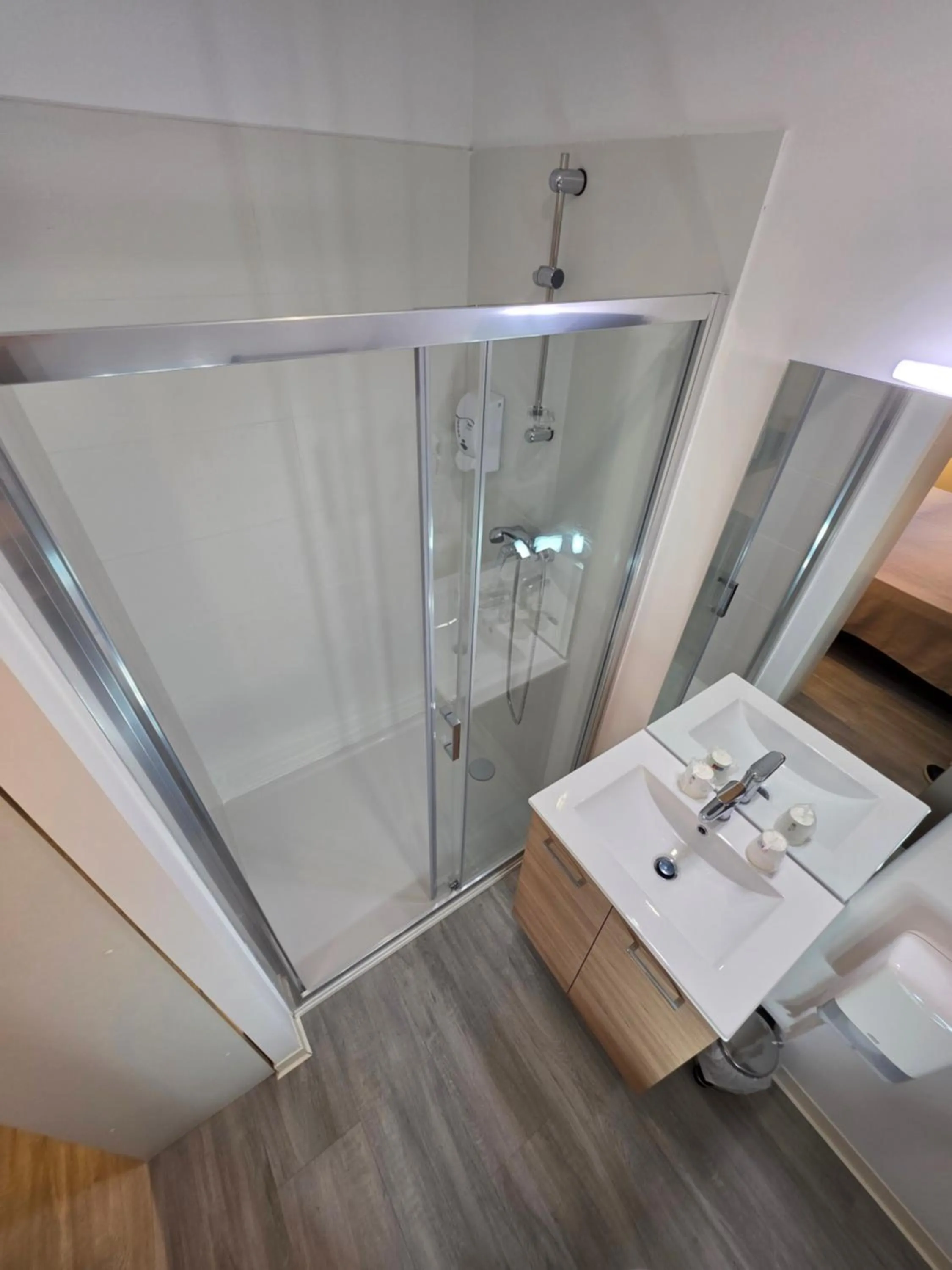 Shower in Hôtel Au Valéry