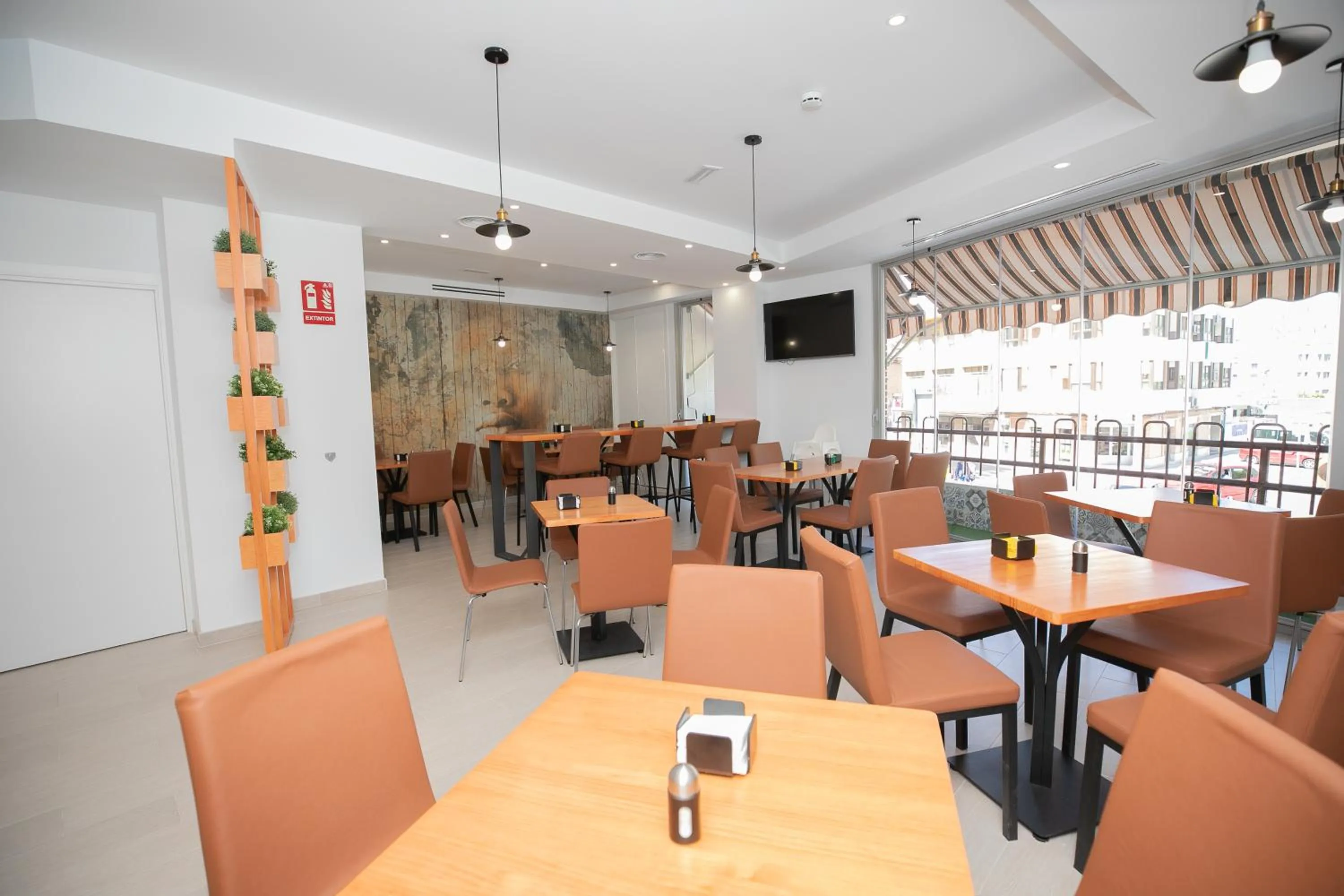 Restaurant/places to eat in Hostal Gran Vía