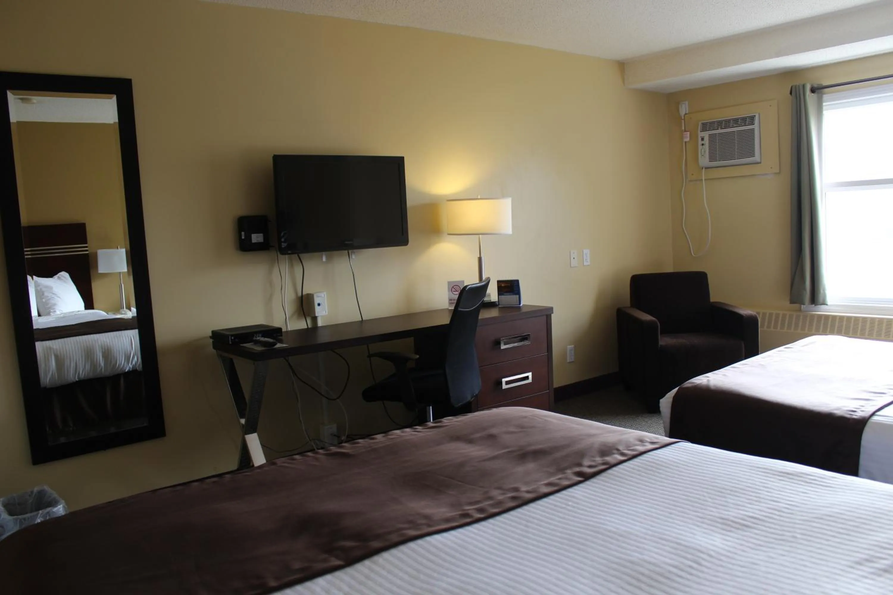 Photo of the whole room in Walking Eagle Inn & Lodge