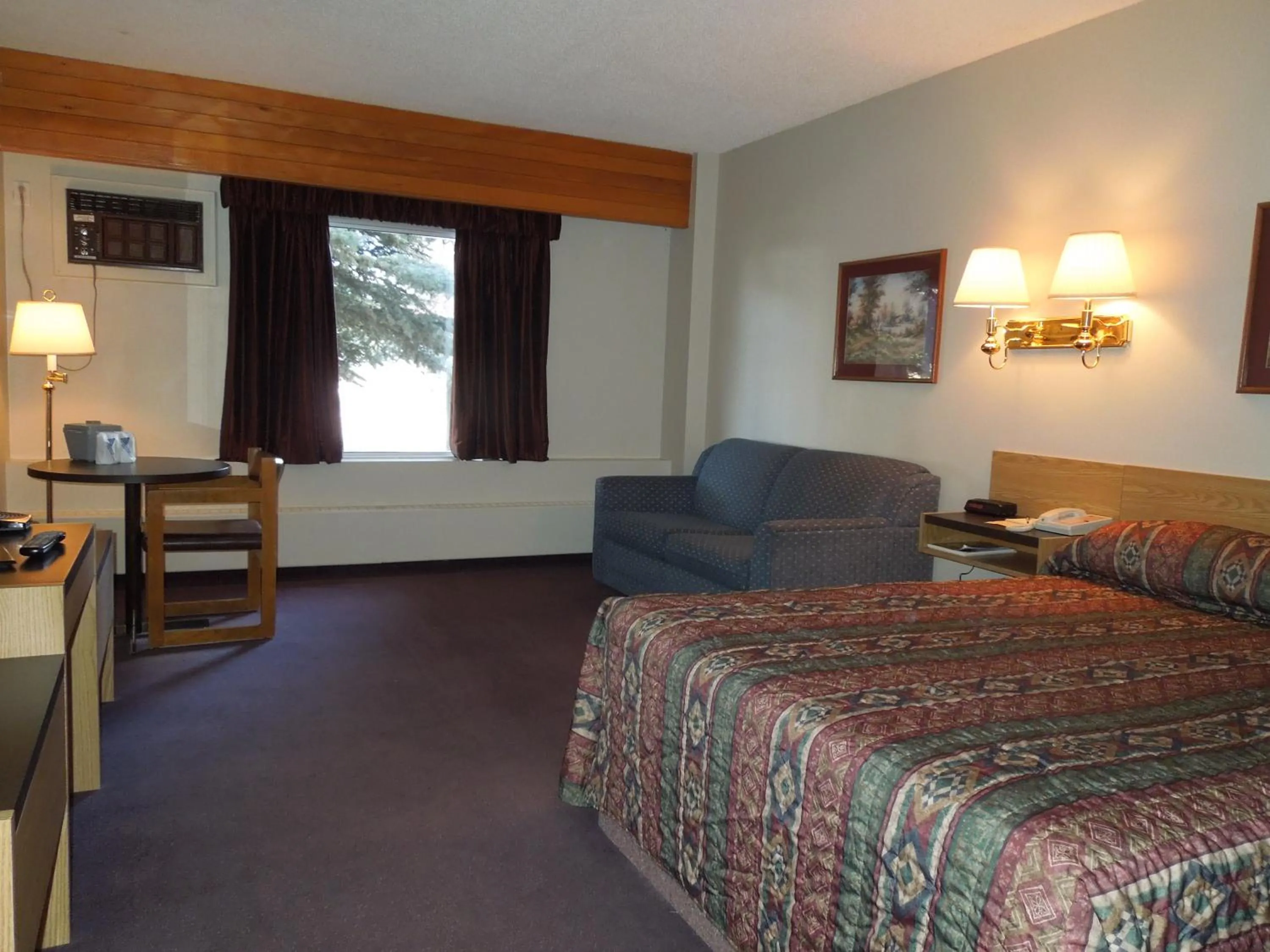 Photo of the whole room in Walking Eagle Inn & Lodge