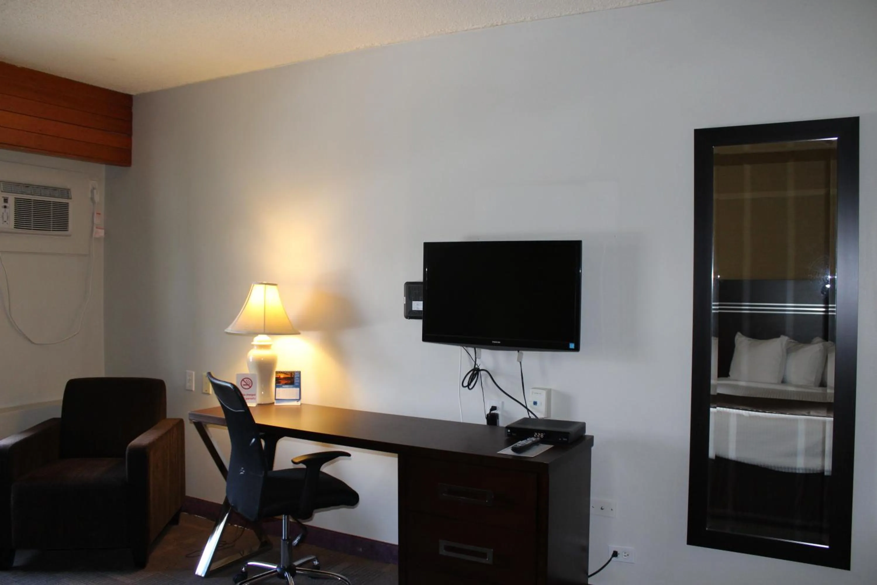 Photo of the whole room in Walking Eagle Inn & Lodge