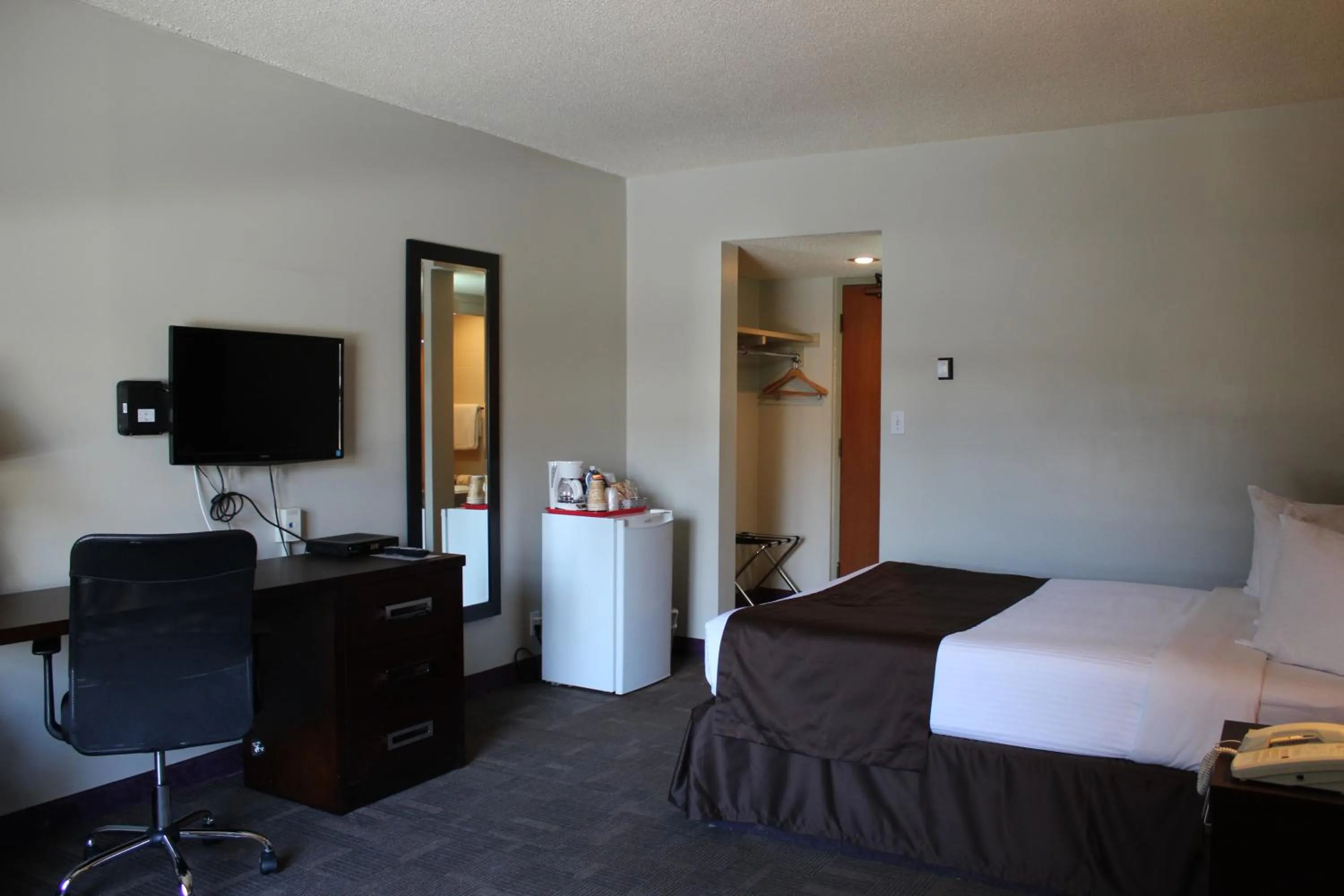 Photo of the whole room in Walking Eagle Inn & Lodge