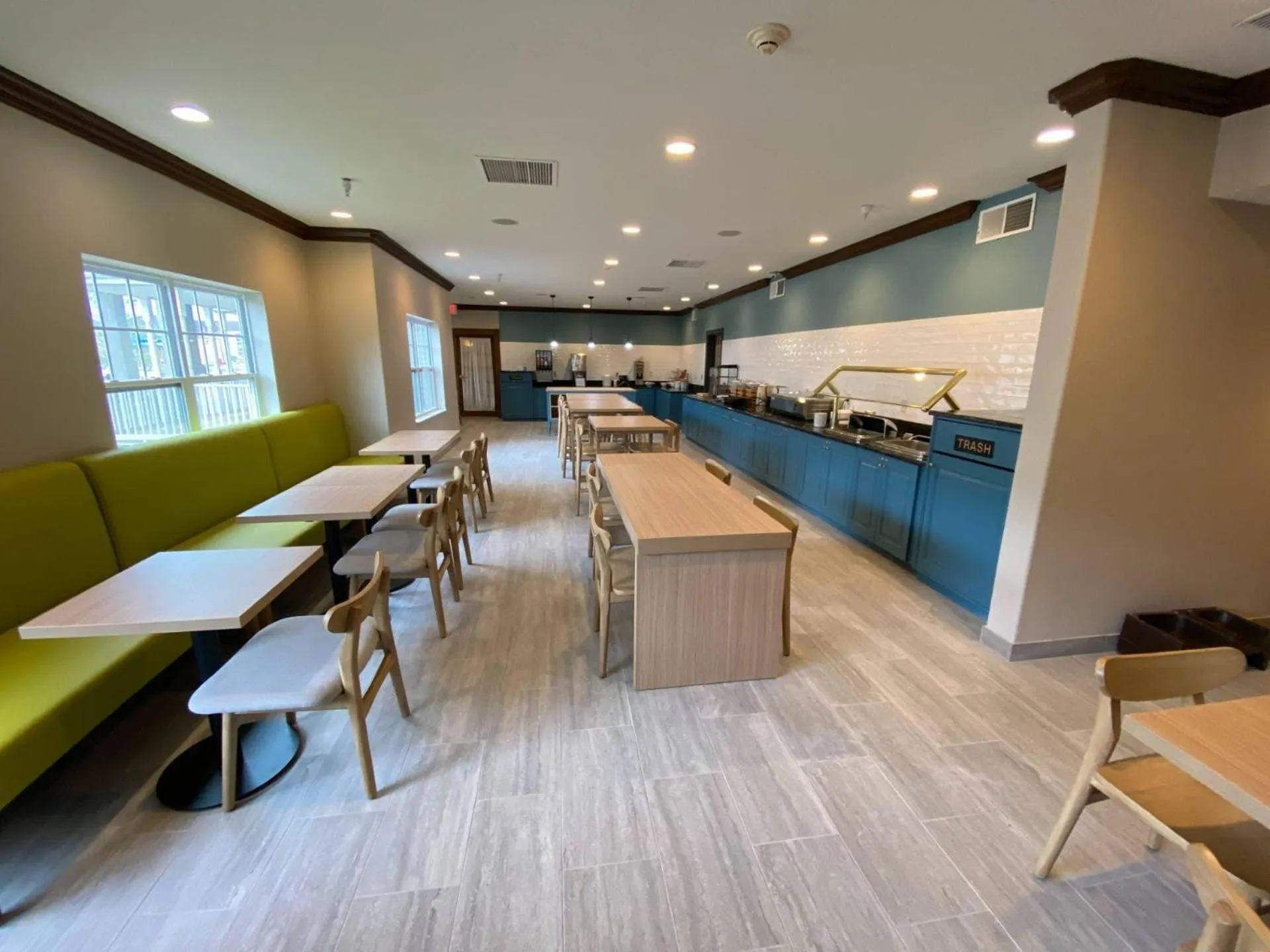 Breakfast in Country Inn & Suites by Radisson, Champaign North, IL