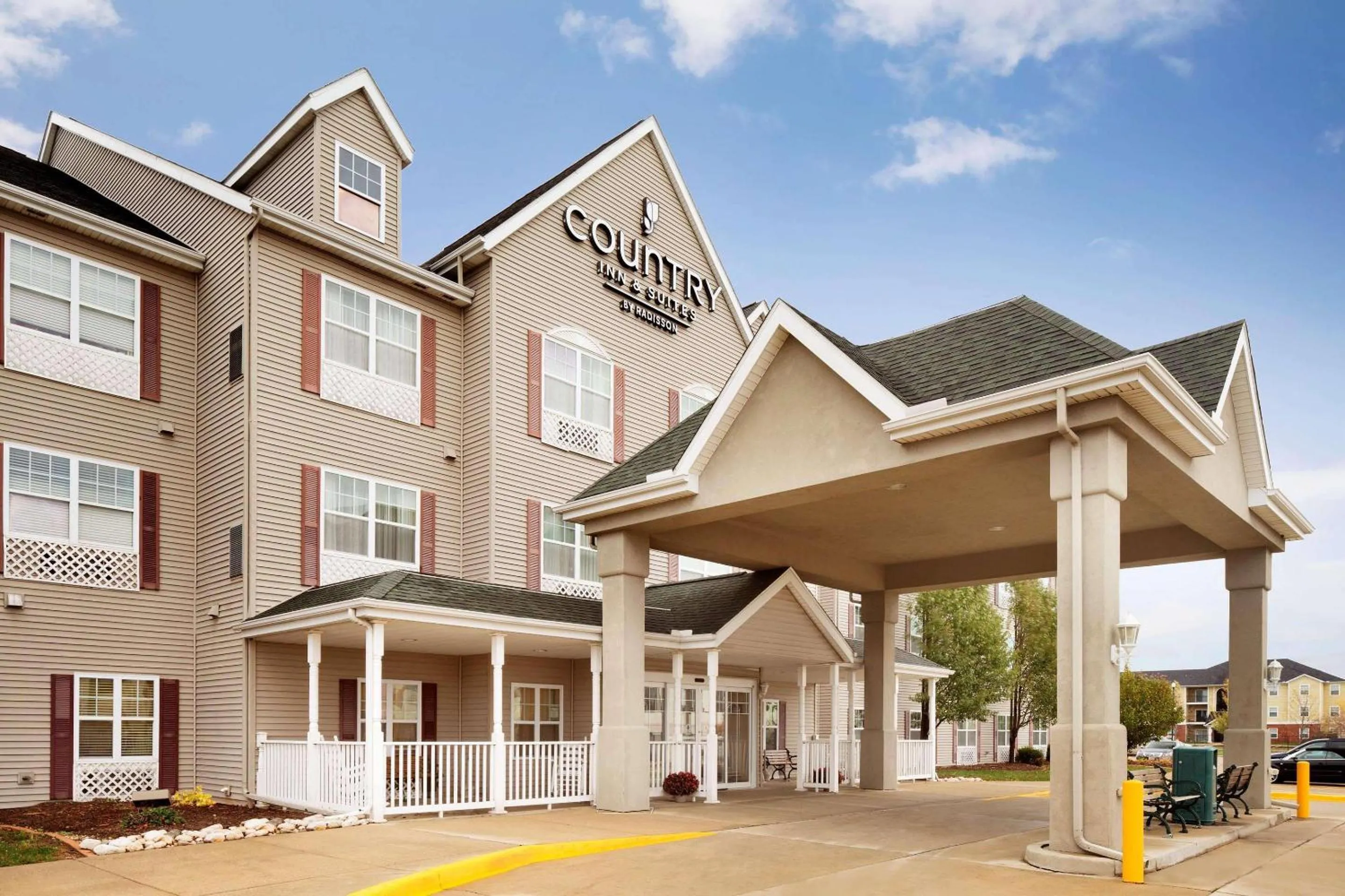 Property building in Country Inn & Suites by Radisson, Champaign North, IL