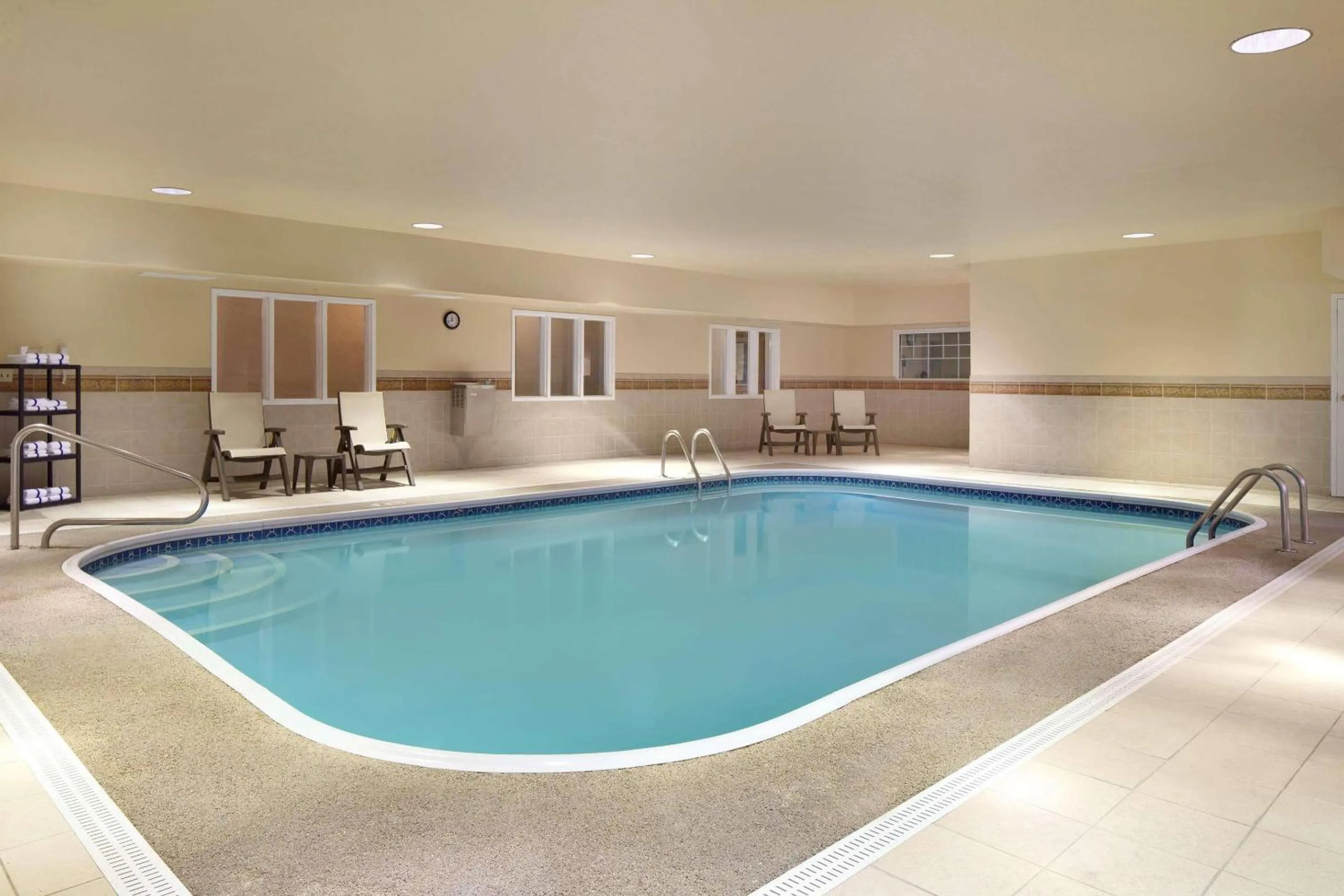 Swimming pool in Country Inn & Suites by Radisson, Champaign North, IL