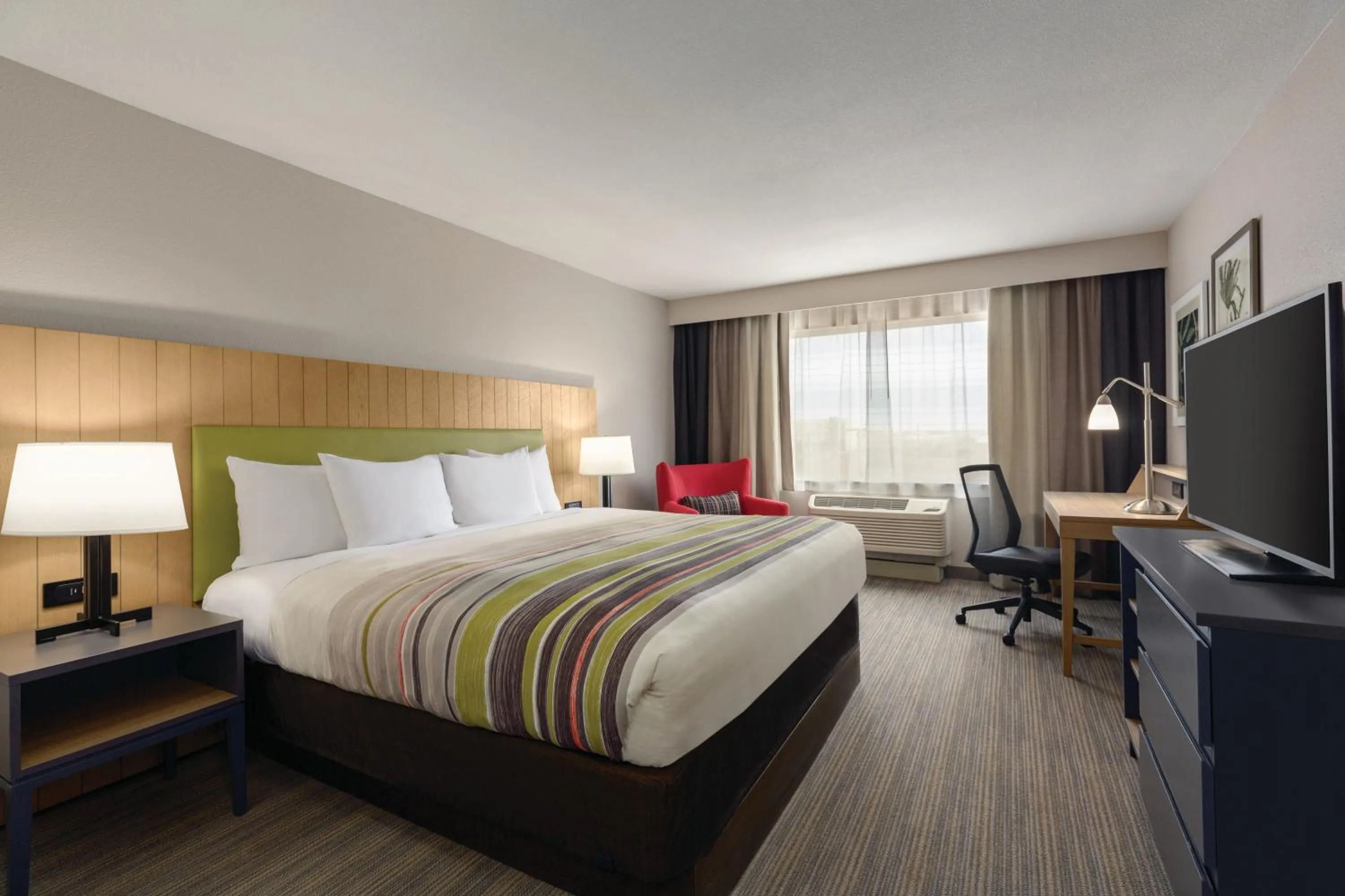Bed in Country Inn & Suites by Radisson, Champaign North, IL