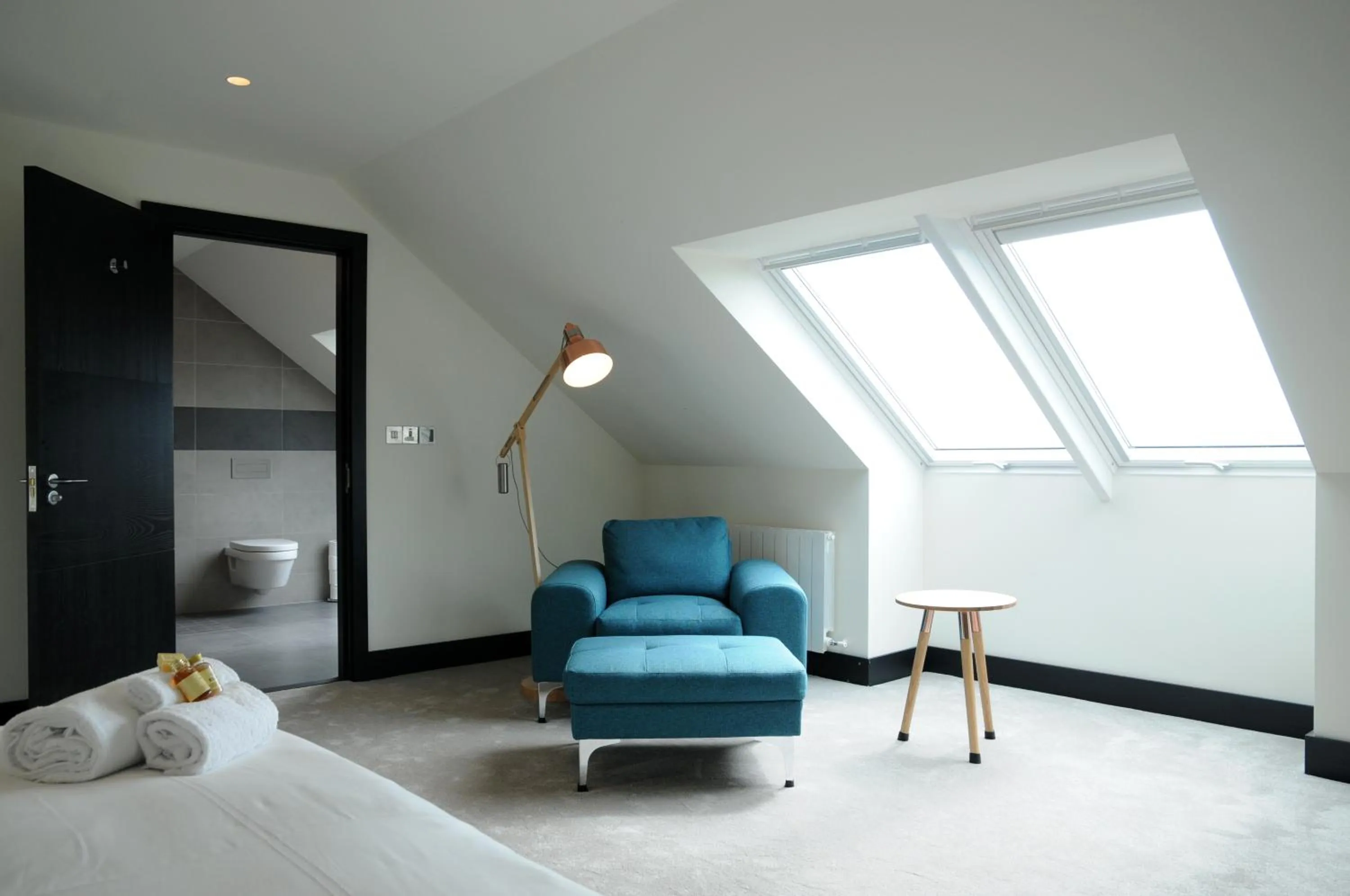 Seating area, Bed in Seascapes