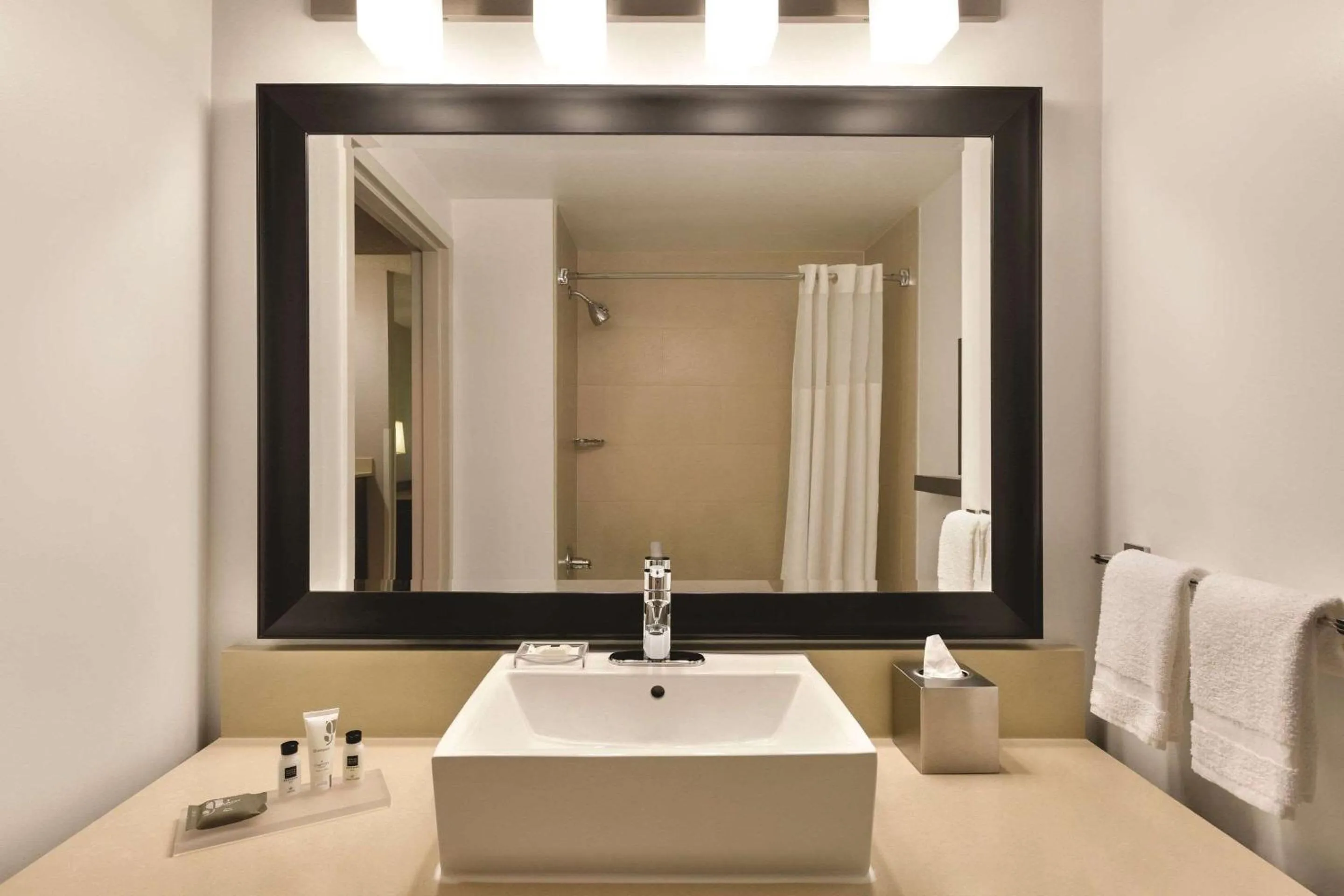 Bedroom in Country Inn & Suites by Radisson, Lawrenceville, GA