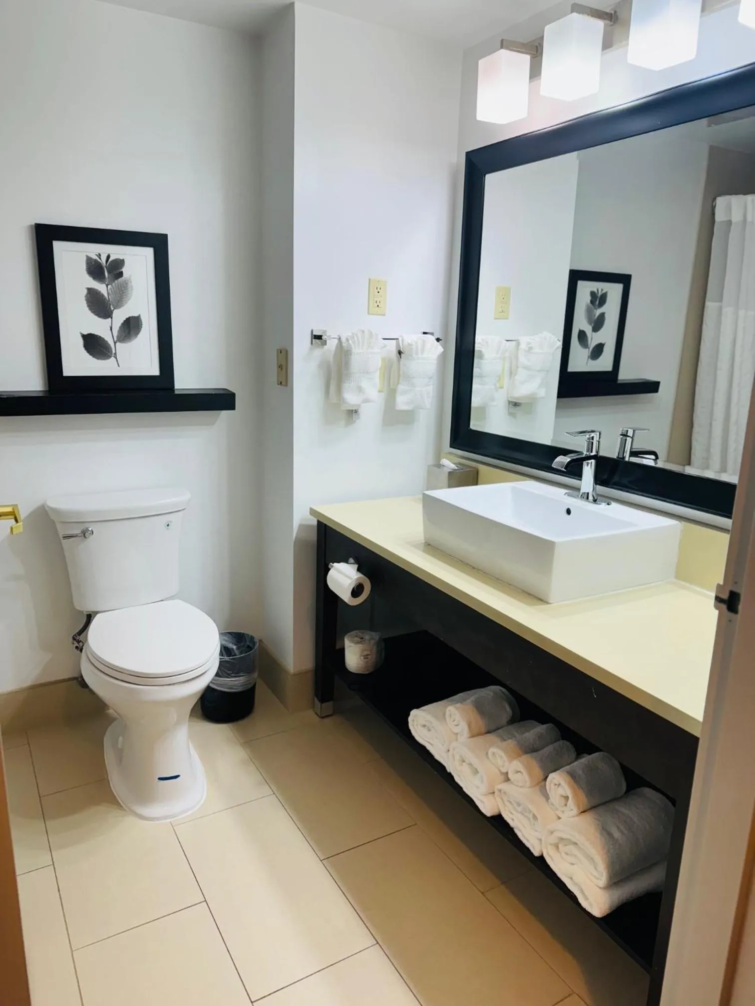 Bathroom in Country Inn & Suites by Radisson, Lawrenceville, GA