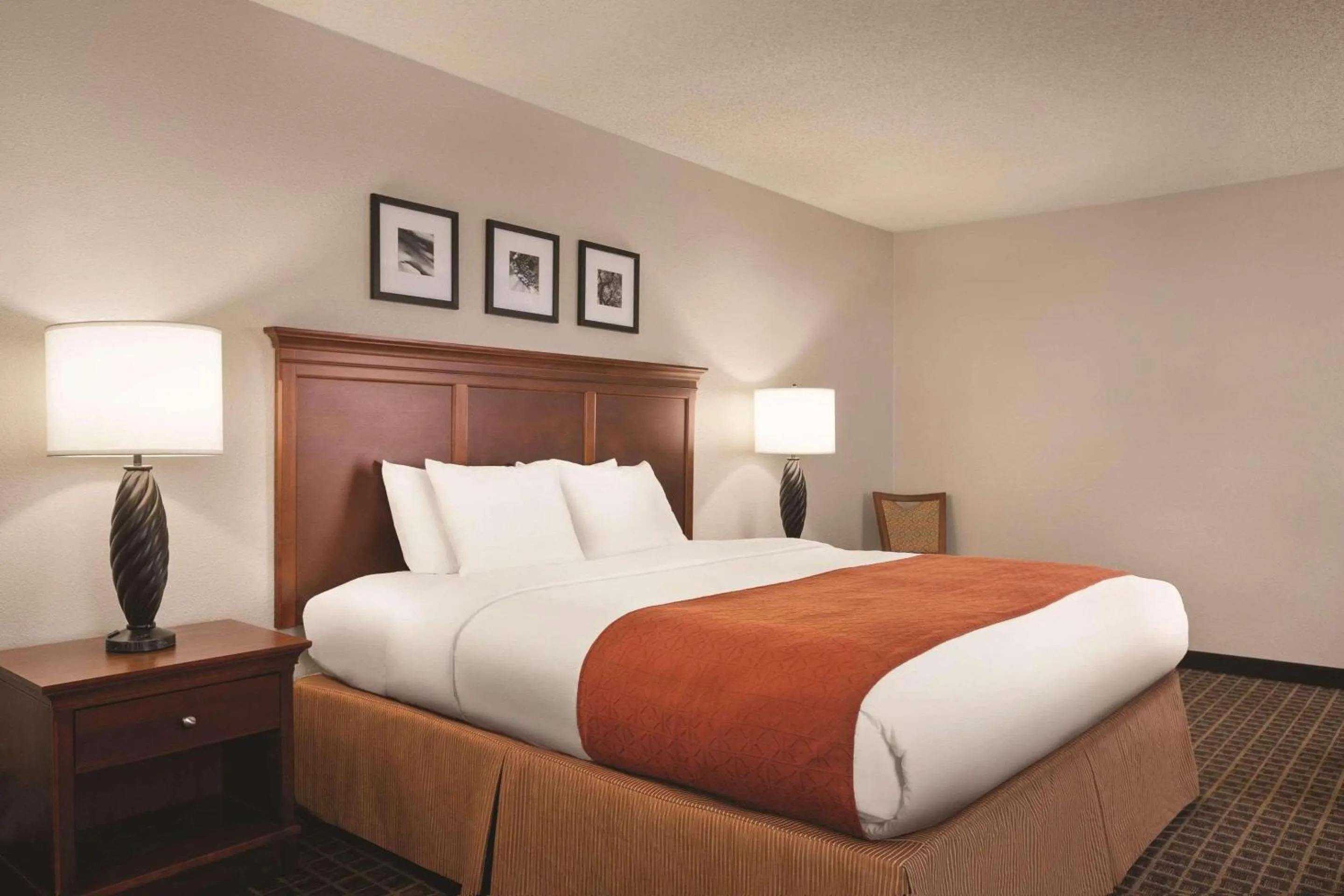 Bedroom, Bed in Country Inn & Suites by Radisson, Lawrenceville, GA