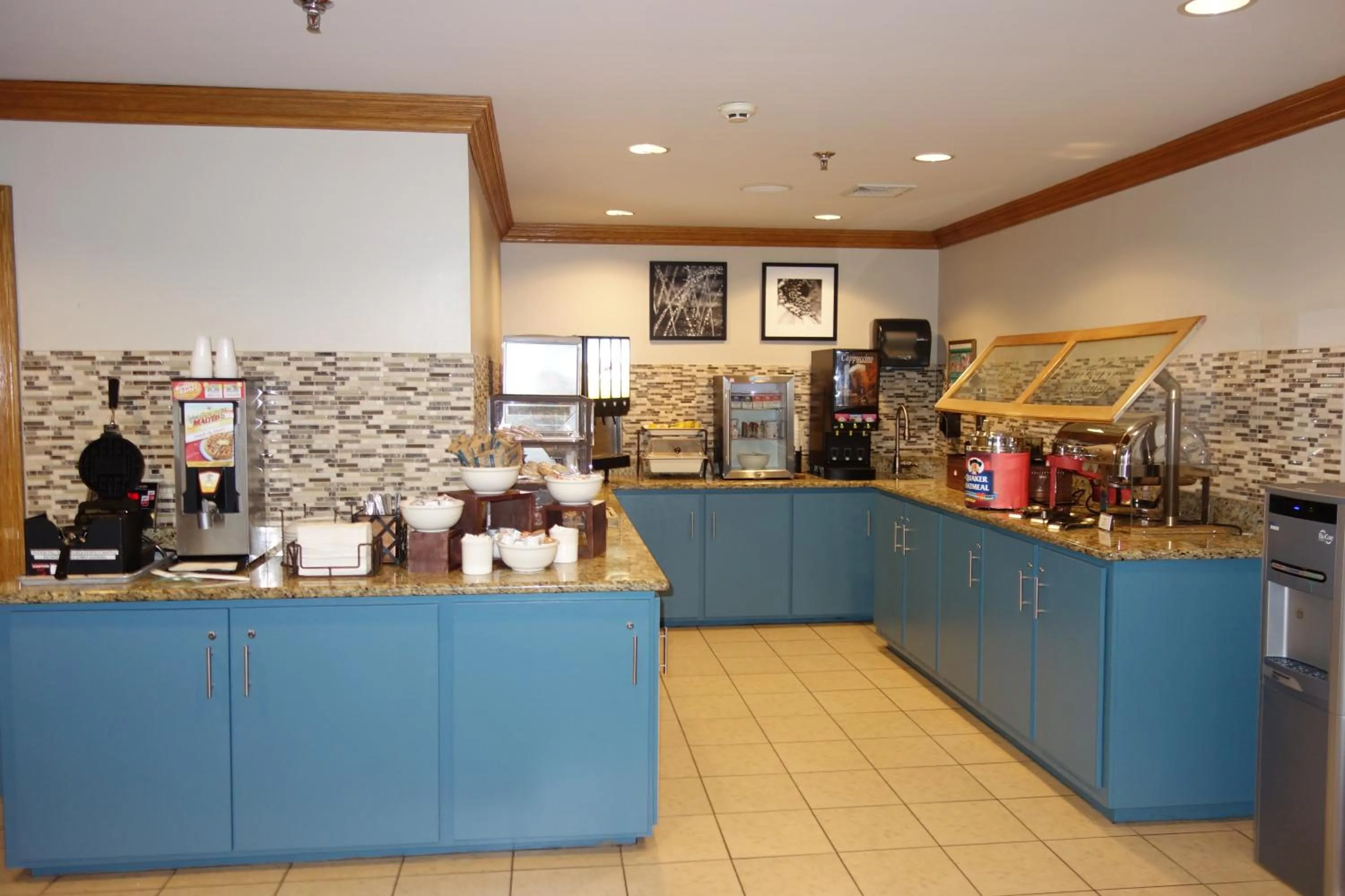 American breakfast in Country Inn & Suites by Radisson, Lawrenceville, GA