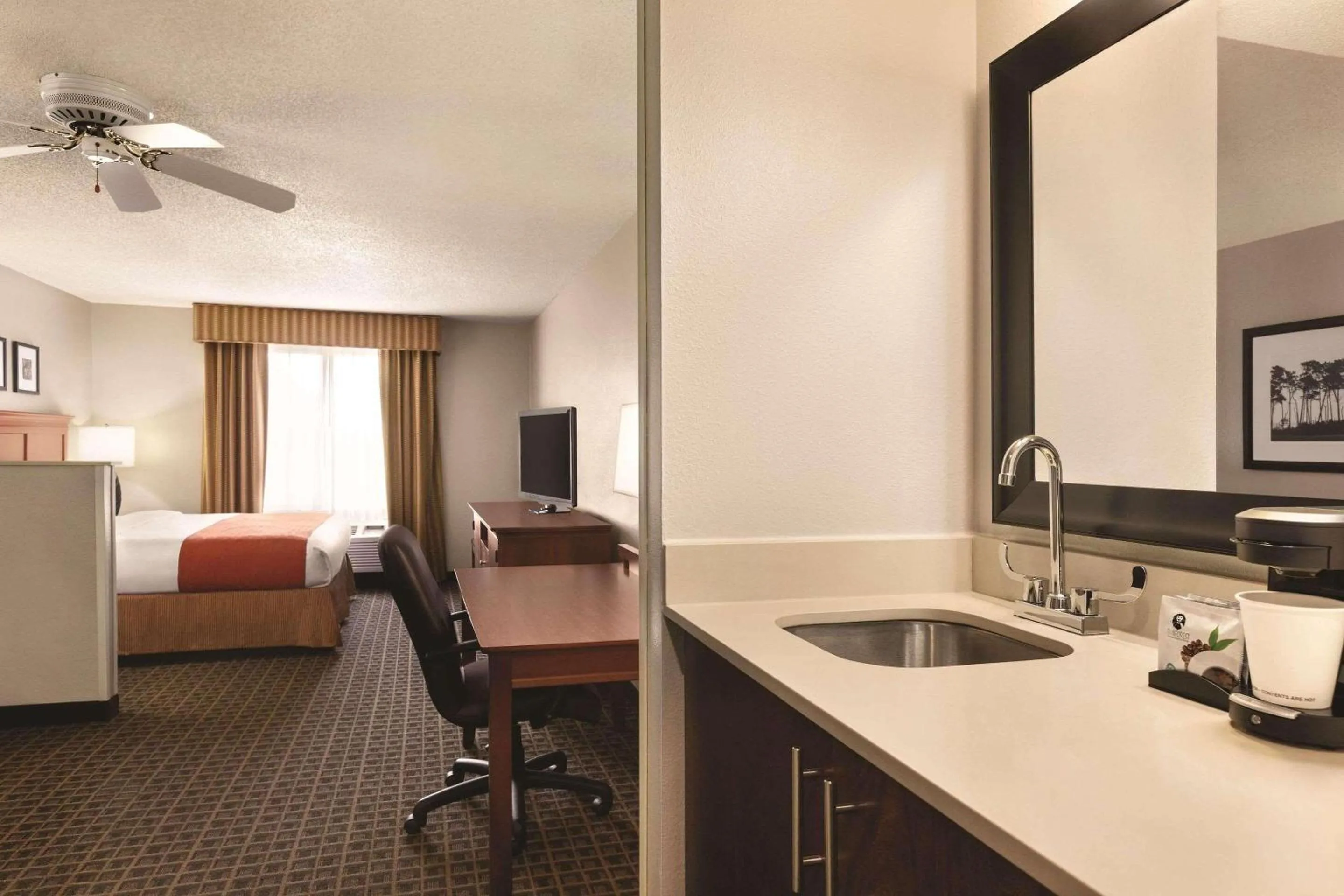 Bedroom, Bed in Country Inn & Suites by Radisson, Lawrenceville, GA
