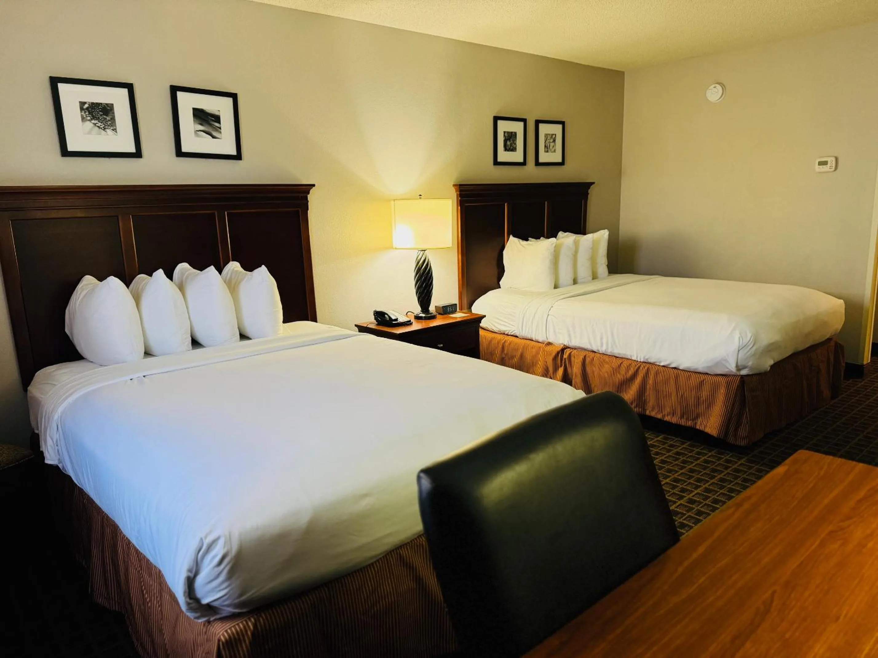 Bedroom, Bed in Country Inn & Suites by Radisson, Lawrenceville, GA
