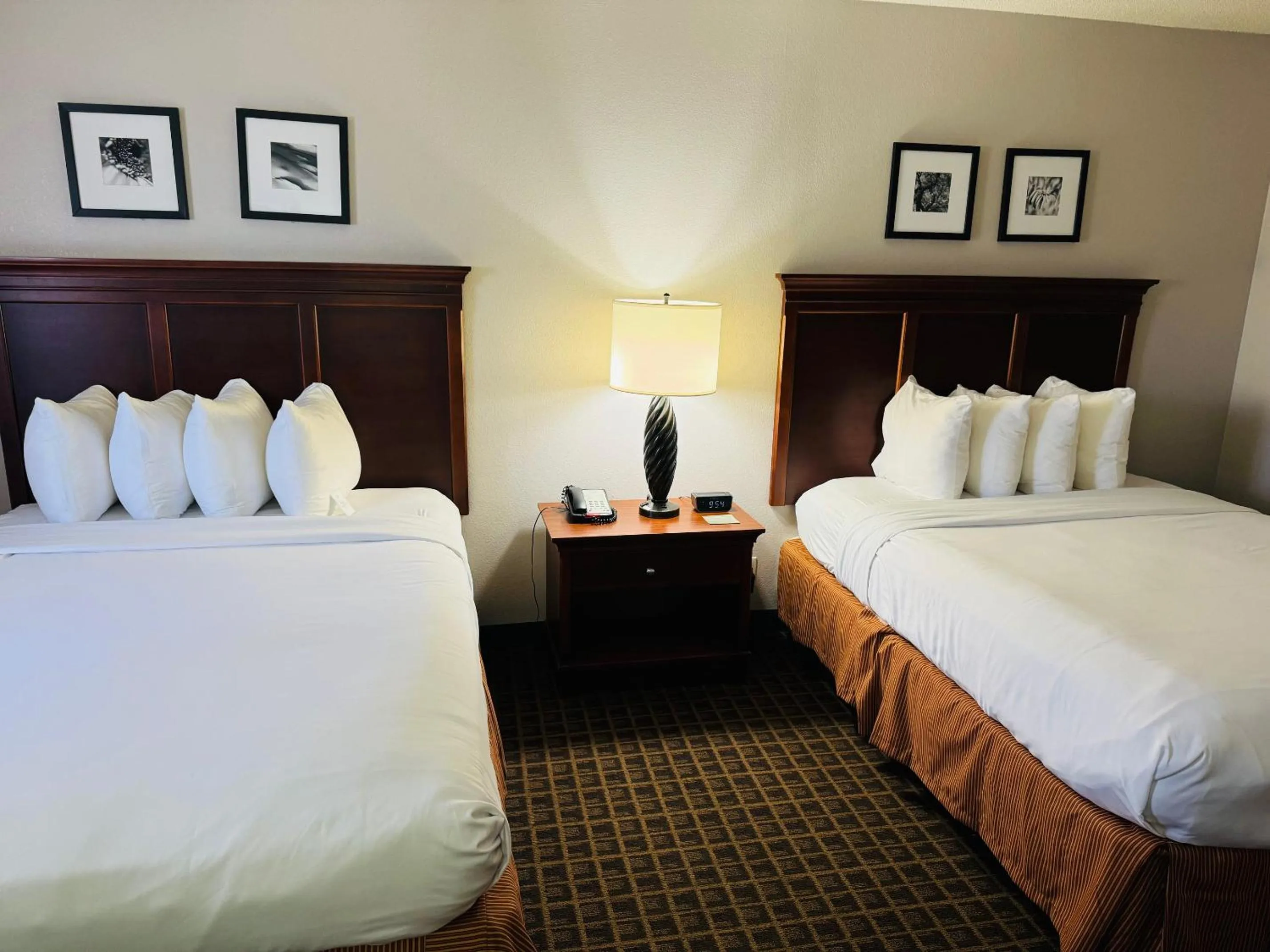 Bedroom, Bed in Country Inn & Suites by Radisson, Lawrenceville, GA